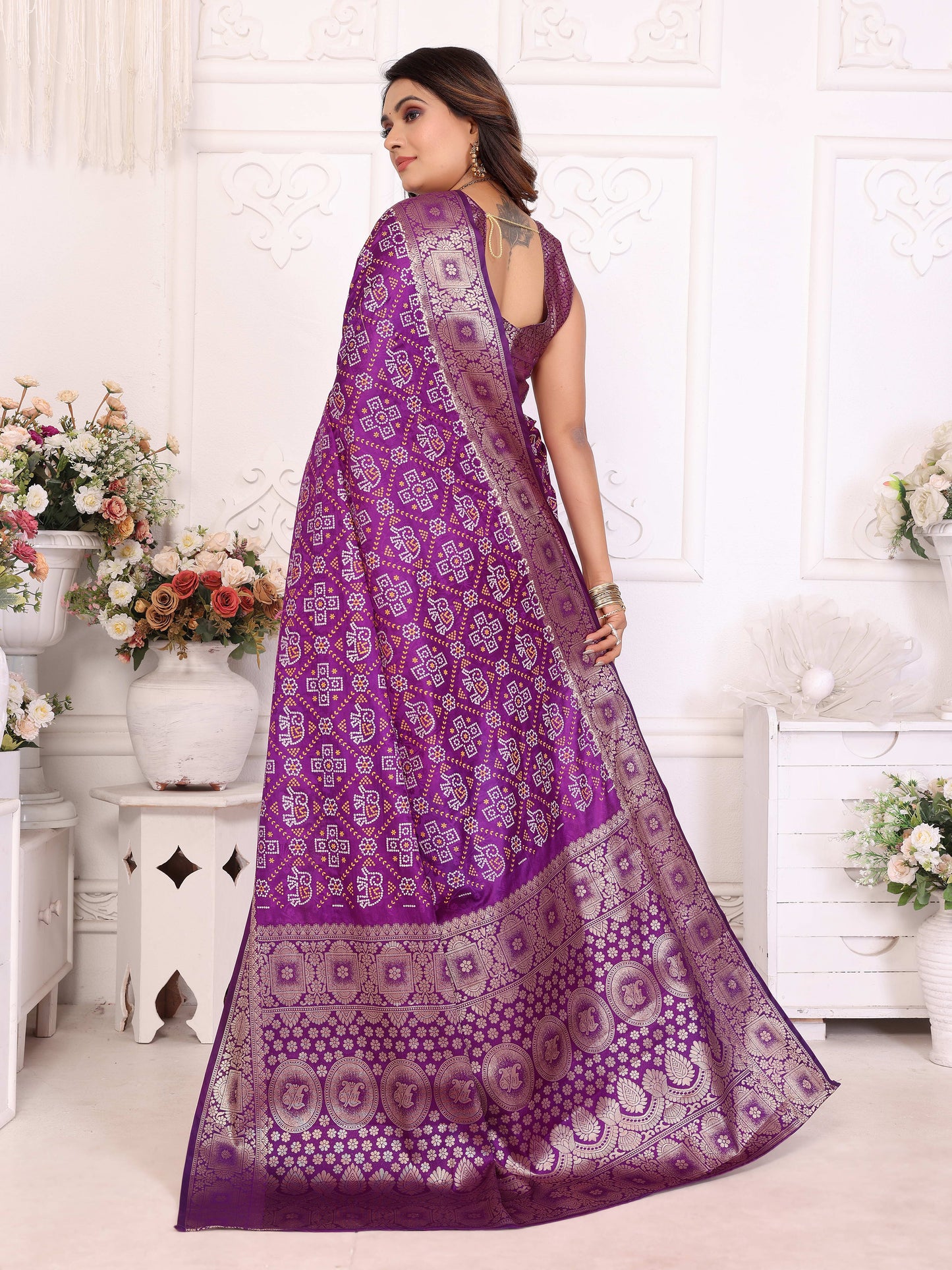 बैंगनी समशीरा मुलायम साटन सिल्क बंधेज प्रिंट साड़ी, संपूर्ण ज़री बुनाई बॉर्डर के साथ