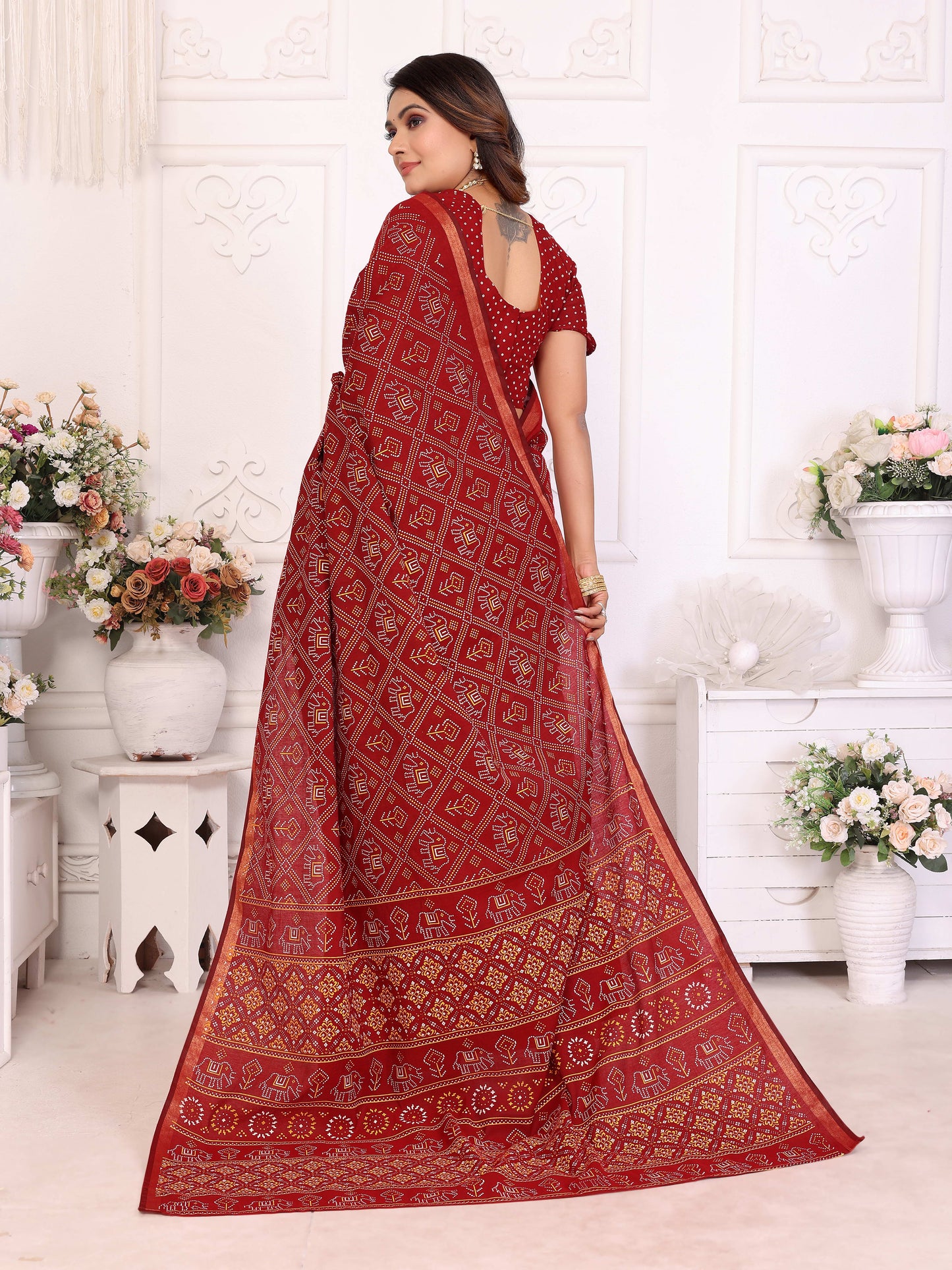 लाल अंबिका शुद्ध पटोला और बंधेज पैटर्न नरम सूती हल्के वजन की साड़ी