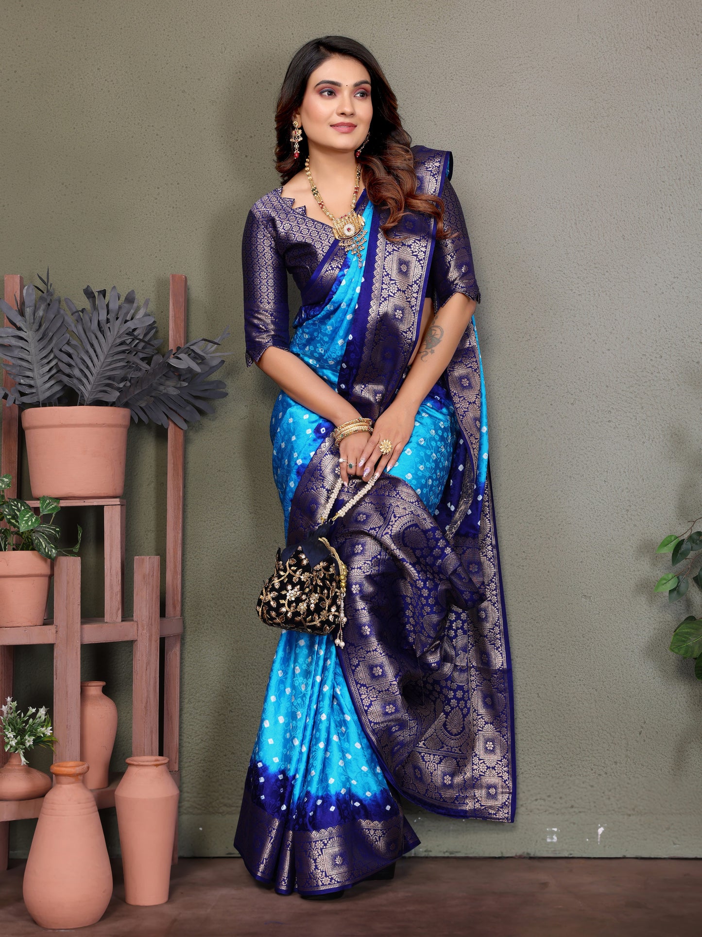 ज़री बुनाई बॉर्डर के साथ नीली सत्यवती बंधेज साटन सिल्क साड़ी
