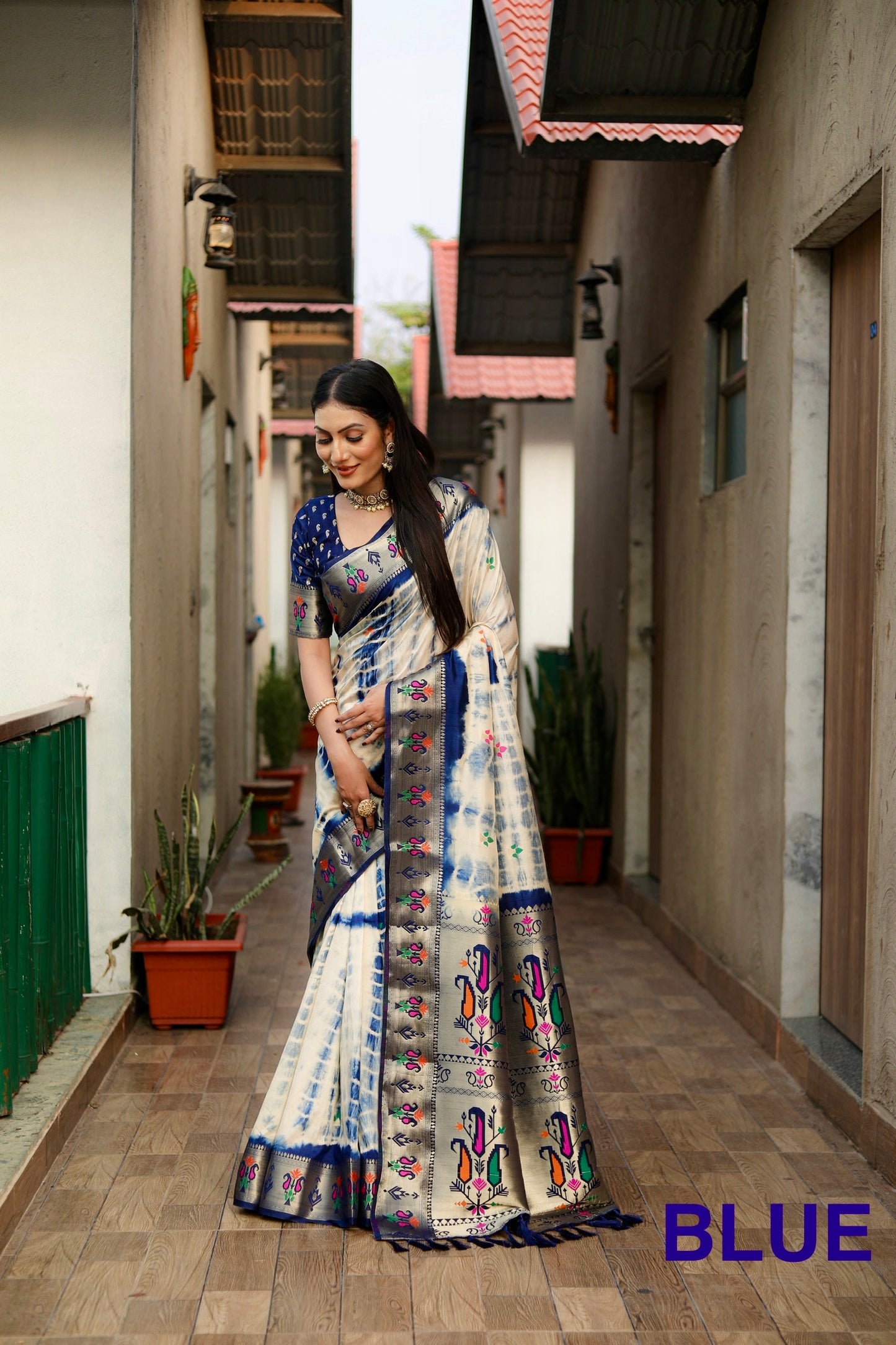 नीले रंग की विशेष सिबरी प्रिंट पैथानी सिल्क साड़ी ज़री गोल्ड और मीनाकारी पैथानी बॉर्डर