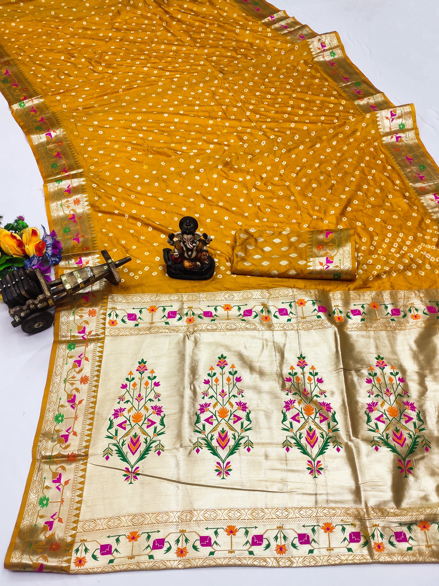 जरी पैठानी बुनाई बॉर्डर के साथ पीली जानकी डोला मुलायम रेशम बंधेज साड़ी