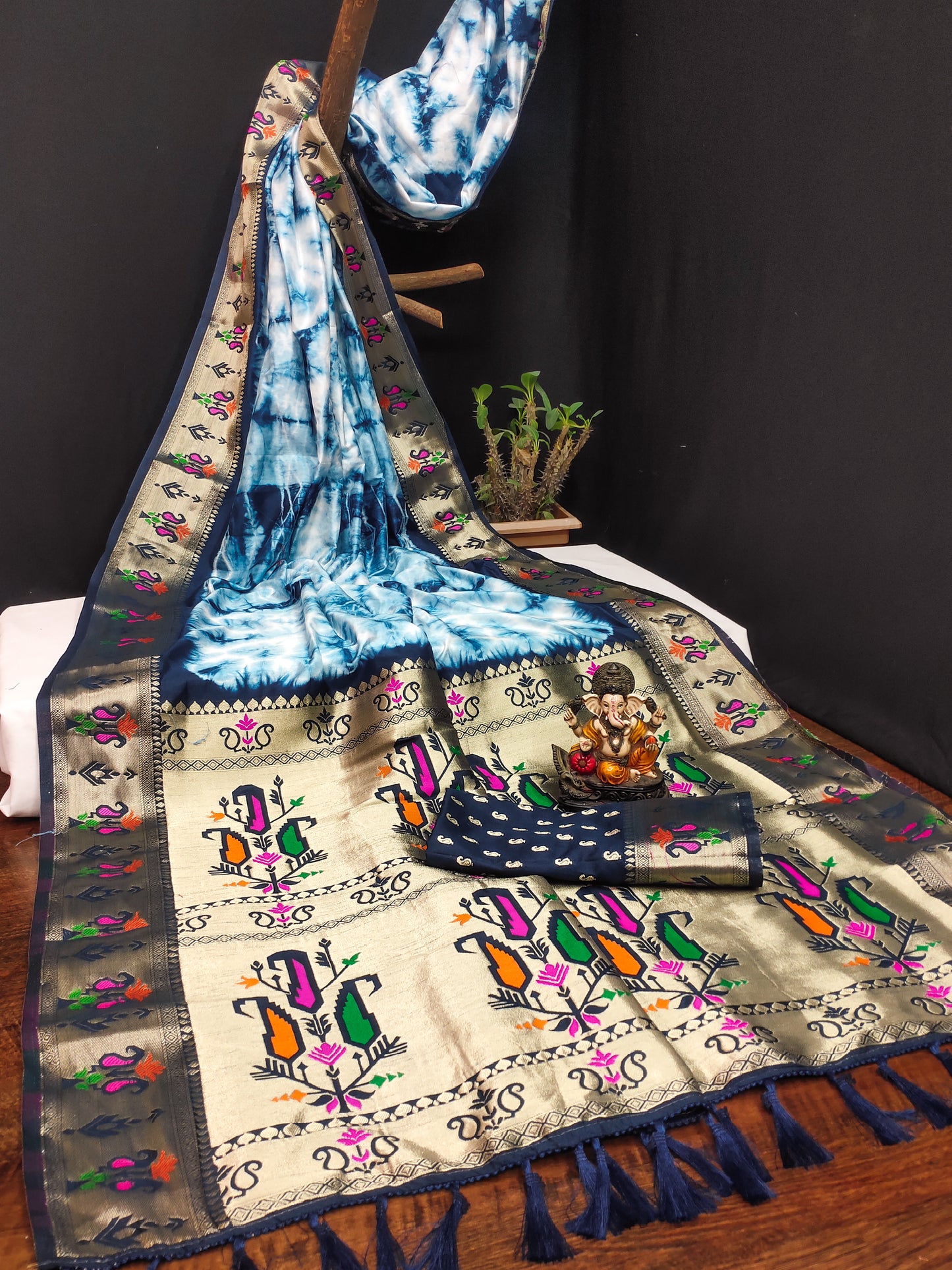 नीले रंग की प्रीमियम सिबरी प्रिंट पैथानी सिल्क साड़ी ज़री गोल्ड और मीनाकारी पैथानी बॉर्डर