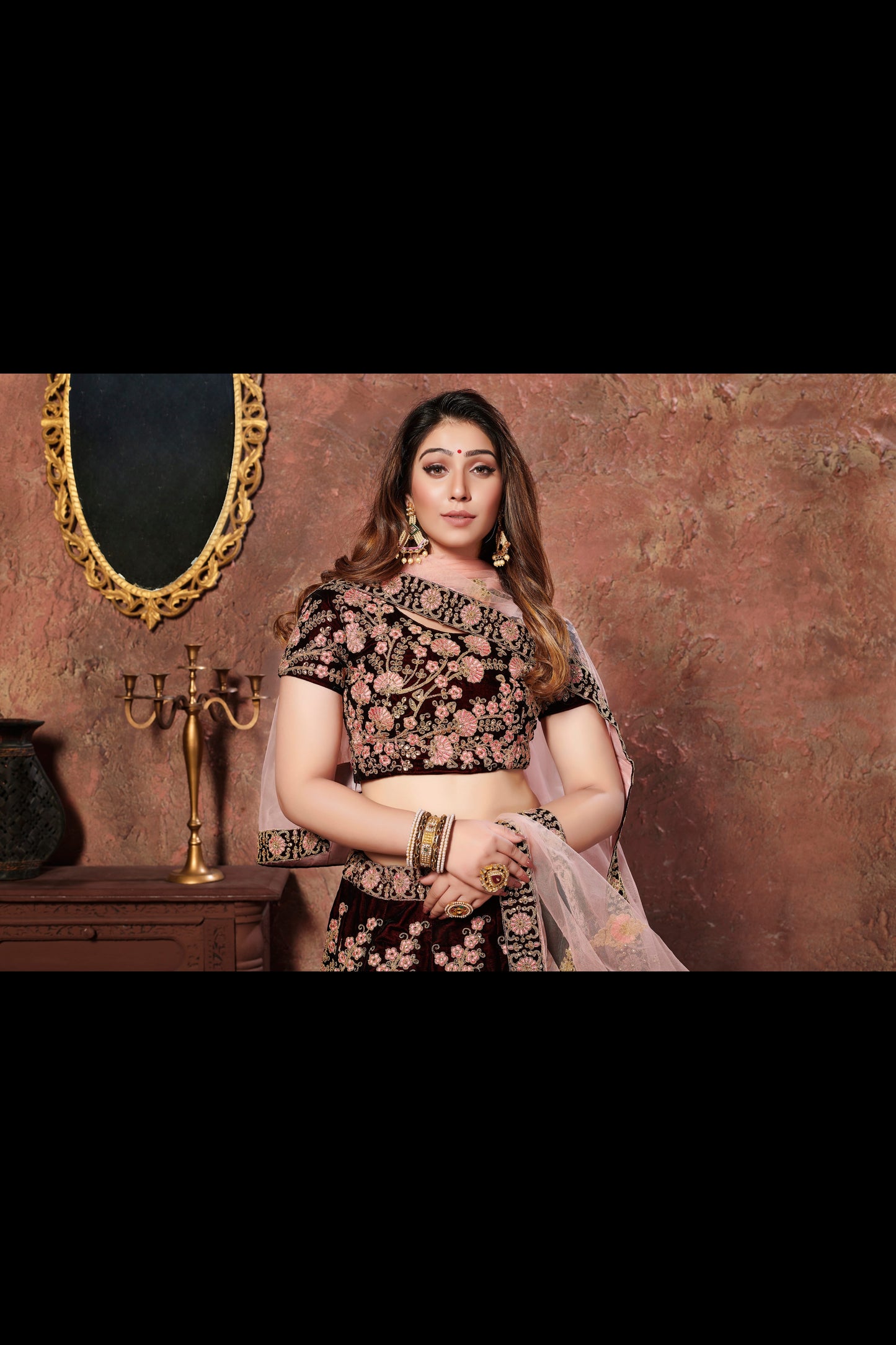 मैरून रंग का मखमली डोरी, धागा और सेक्विन कढ़ाई का काम लहंगा चोली