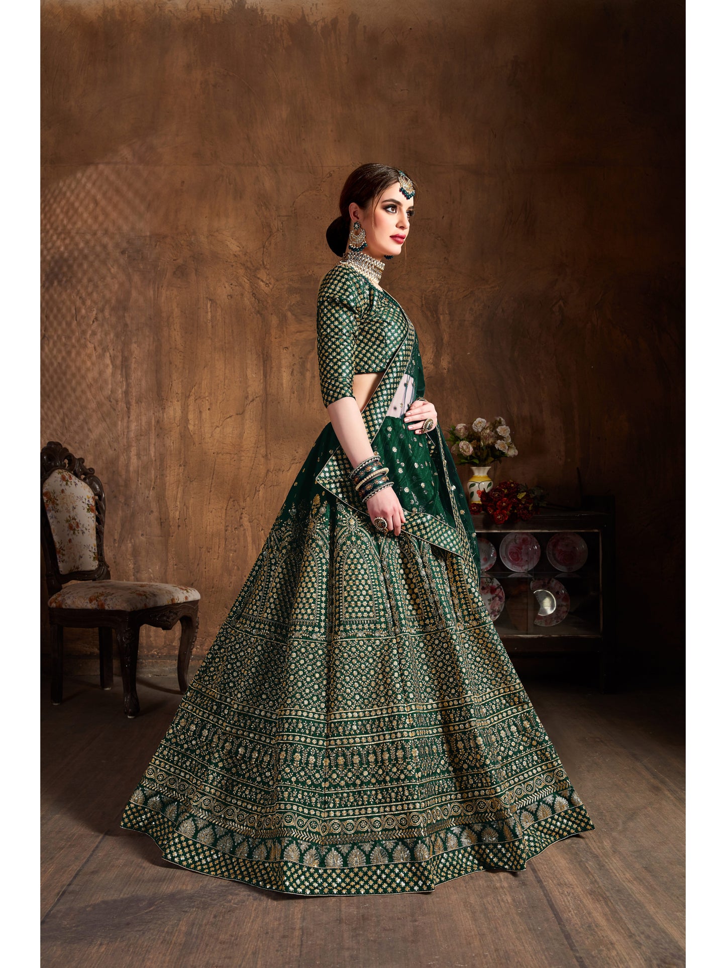 हरे रंग की ज़री और चमकदार सेक्विन कढ़ाई लहंगा चोली