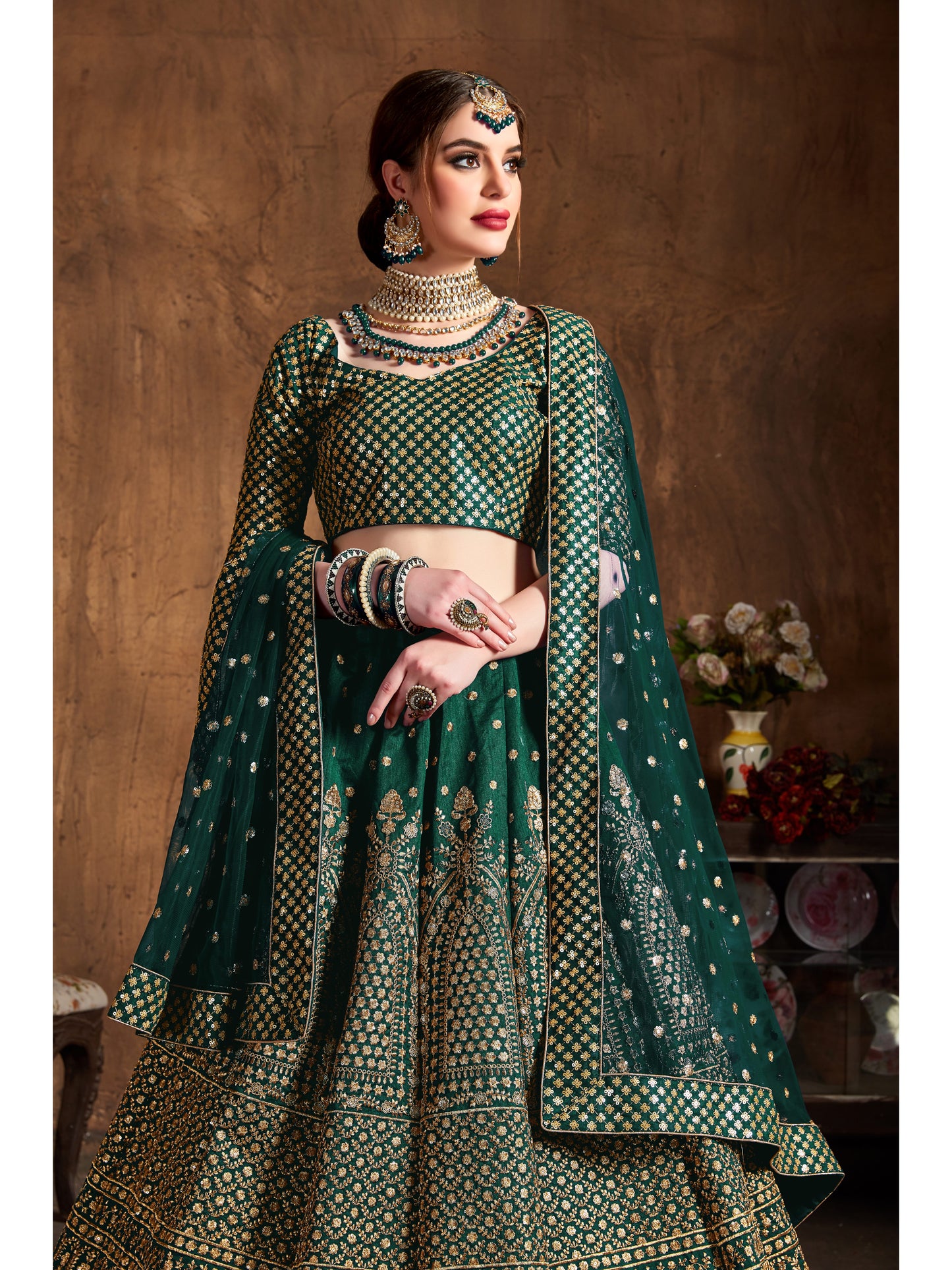 हरे रंग की ज़री और चमकदार सेक्विन कढ़ाई लहंगा चोली