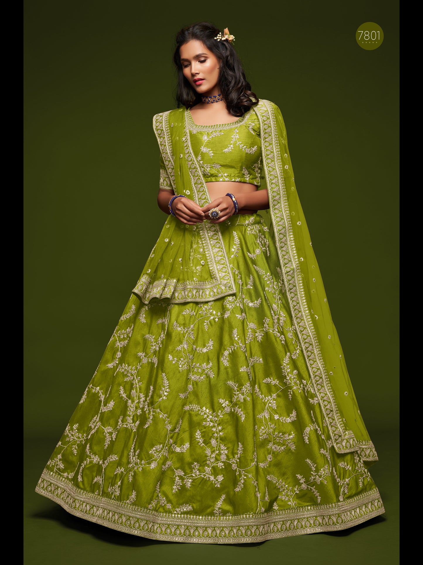 नियॉन कलर आर्ट सिल्क थ्रेड, ज़री, डोरी और सेक्विन कढ़ाई वर्क लहंगा चोली