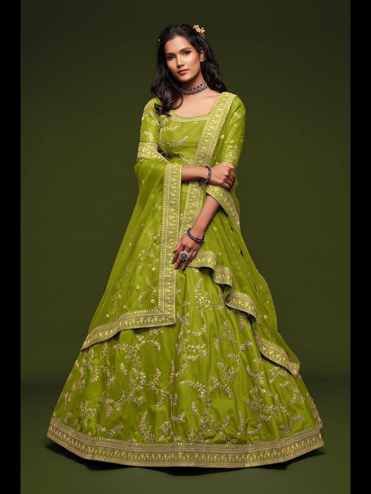 नियॉन कलर आर्ट सिल्क थ्रेड, ज़री, डोरी और सेक्विन कढ़ाई वर्क लहंगा चोली