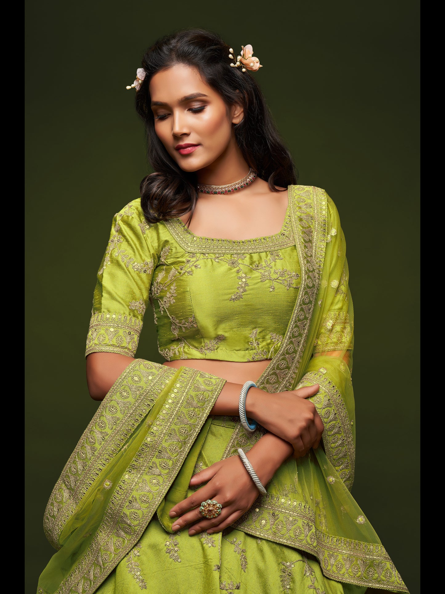 नियॉन कलर आर्ट सिल्क थ्रेड, ज़री, डोरी और सेक्विन कढ़ाई वर्क लहंगा चोली