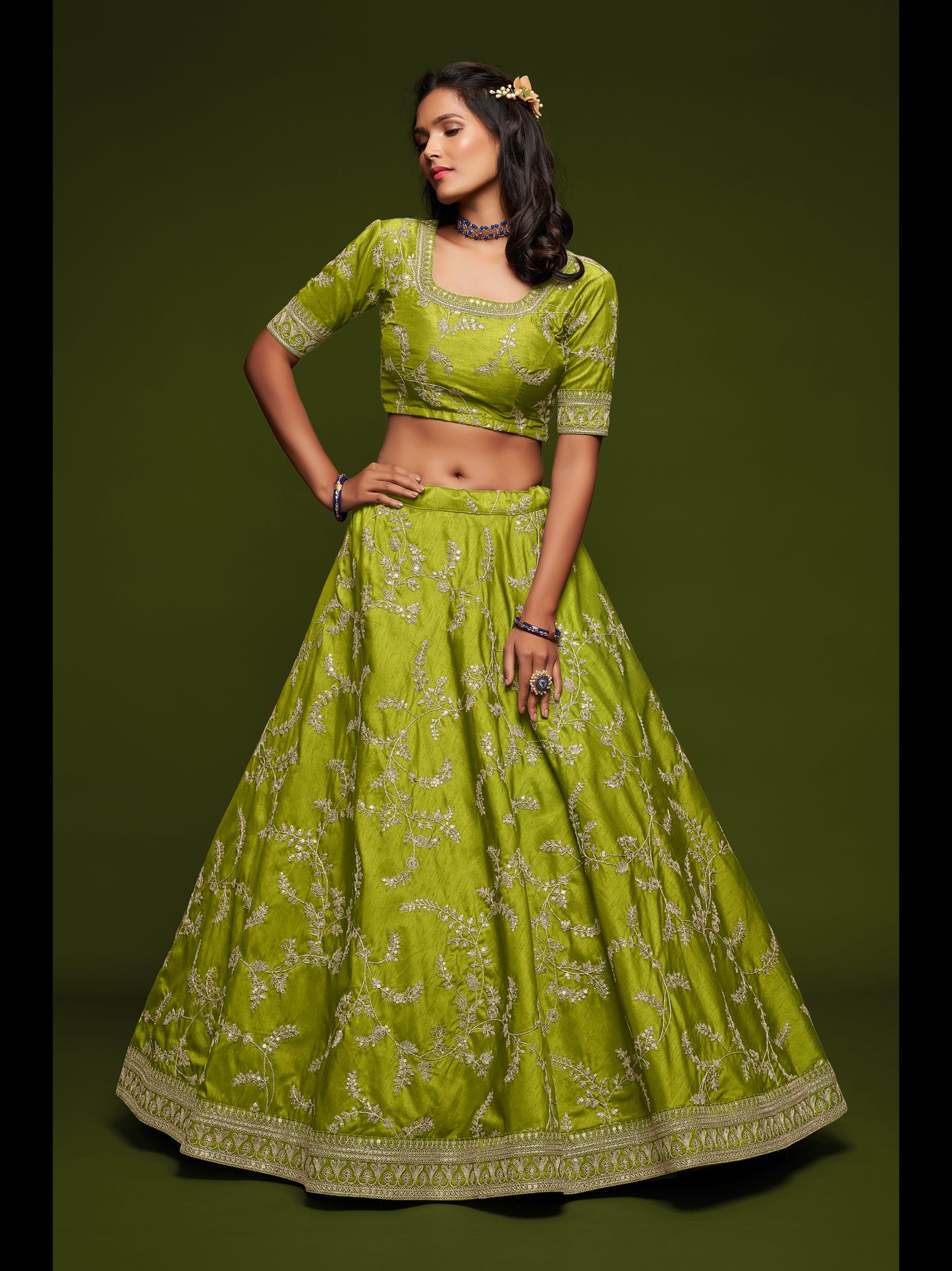 नियॉन कलर आर्ट सिल्क थ्रेड, ज़री, डोरी और सेक्विन कढ़ाई वर्क लहंगा चोली