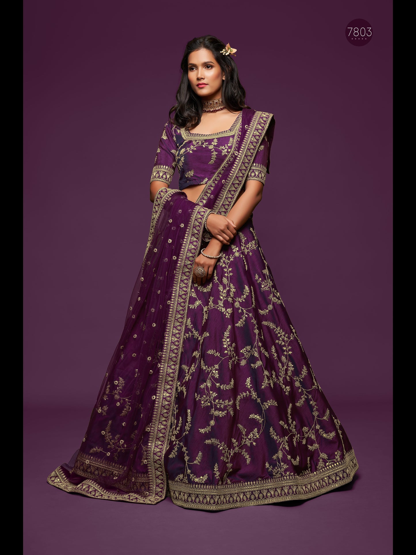 बैंगनी रंग कला रेशम धागा, ज़री, डोरी और सेक्विन कढ़ाई काम लेहेंगा चोली