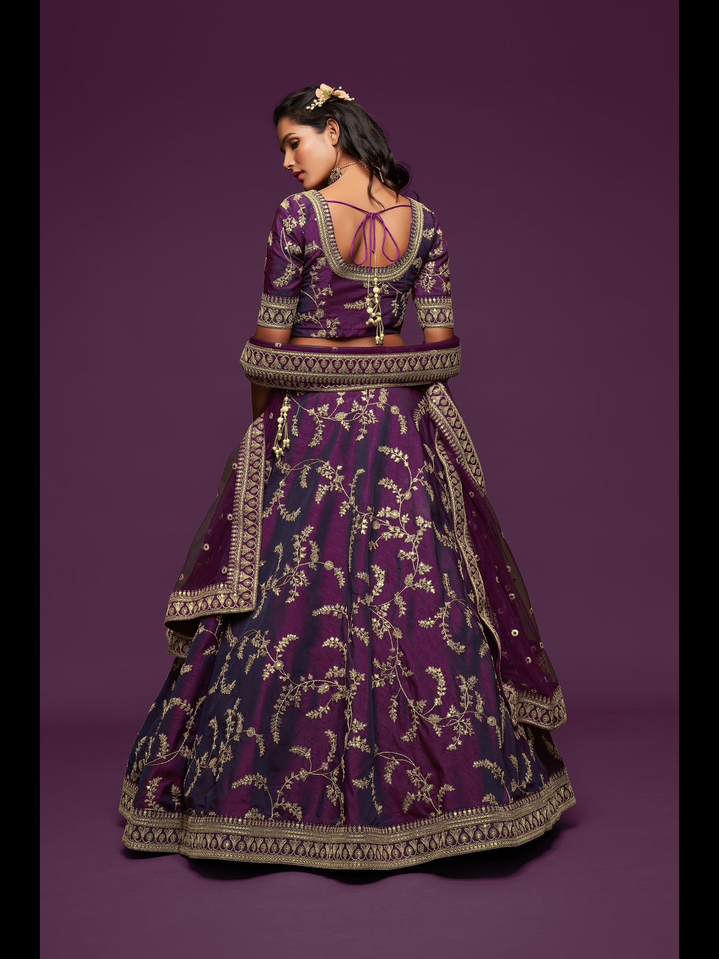 बैंगनी रंग कला रेशम धागा, ज़री, डोरी और सेक्विन कढ़ाई काम लेहेंगा चोली