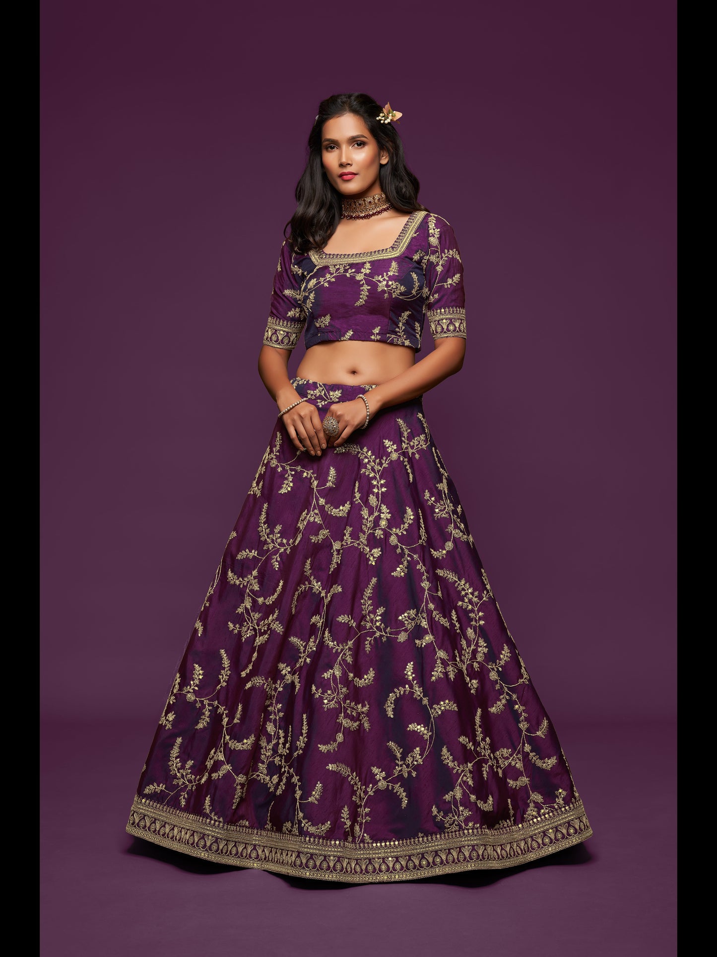 बैंगनी रंग कला रेशम धागा, ज़री, डोरी और सेक्विन कढ़ाई काम लेहेंगा चोली