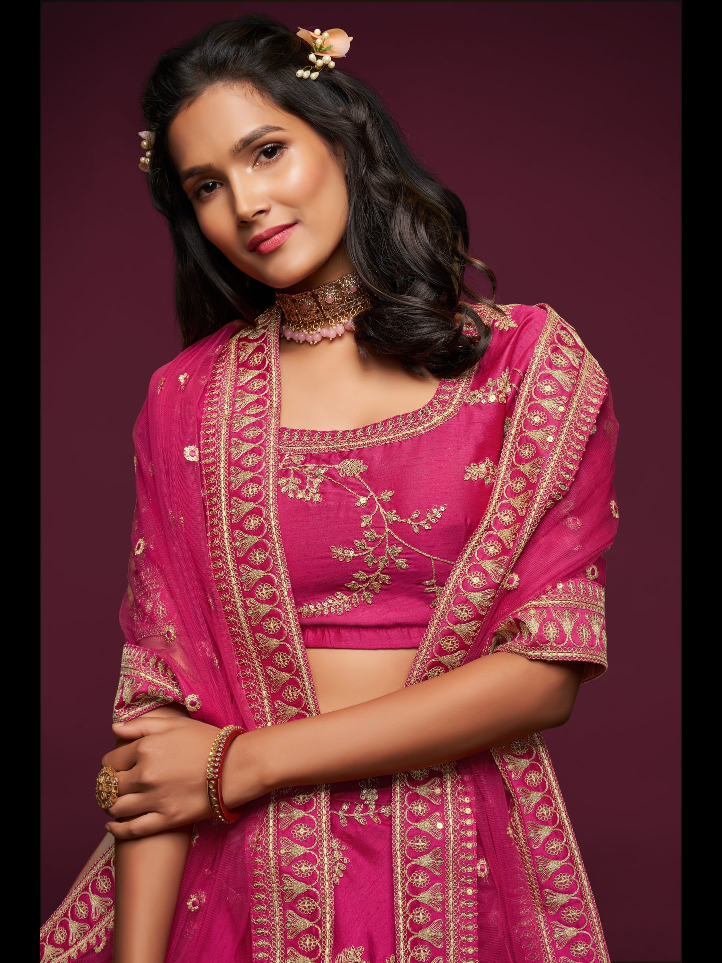 गुलाबी रंग कला रेशम धागा, ज़री, डोरी और सेक्विन कढ़ाई काम लेहेंगा चोली