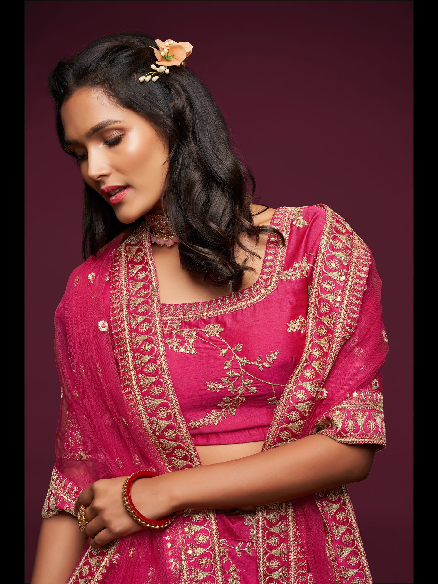 गुलाबी रंग कला रेशम धागा, ज़री, डोरी और सेक्विन कढ़ाई काम लेहेंगा चोली