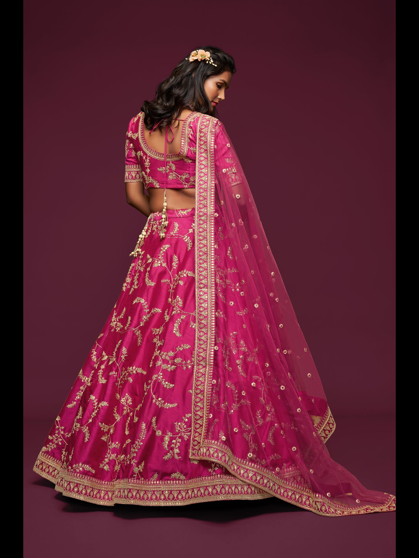 गुलाबी रंग कला रेशम धागा, ज़री, डोरी और सेक्विन कढ़ाई काम लेहेंगा चोली