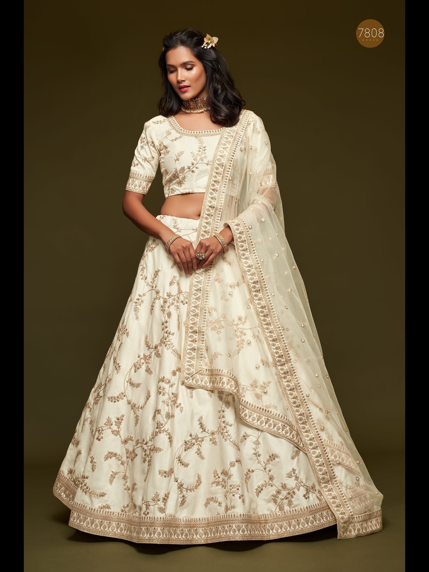 सफ़ेद रंग की आर्ट सिल्क थ्रेड, ज़री, डोरी और सेक्विन कढ़ाई वर्क लहंगा चोली