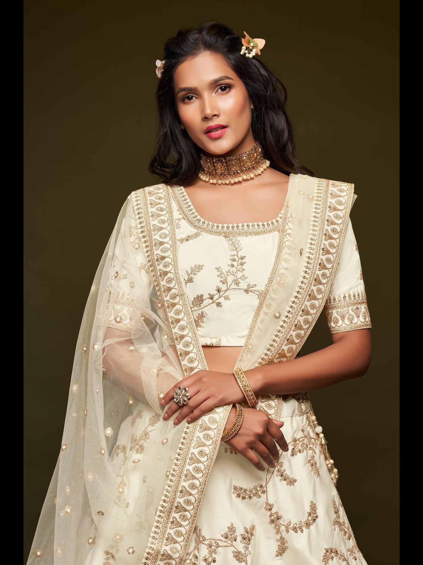 सफ़ेद रंग की आर्ट सिल्क थ्रेड, ज़री, डोरी और सेक्विन कढ़ाई वर्क लहंगा चोली