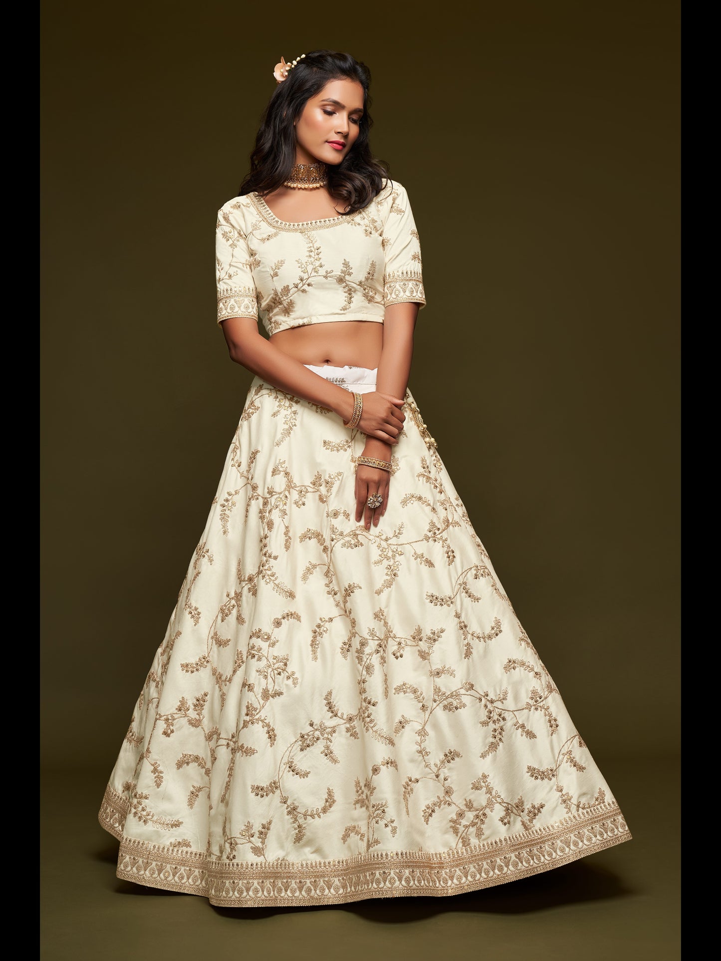 सफ़ेद रंग की आर्ट सिल्क थ्रेड, ज़री, डोरी और सेक्विन कढ़ाई वर्क लहंगा चोली