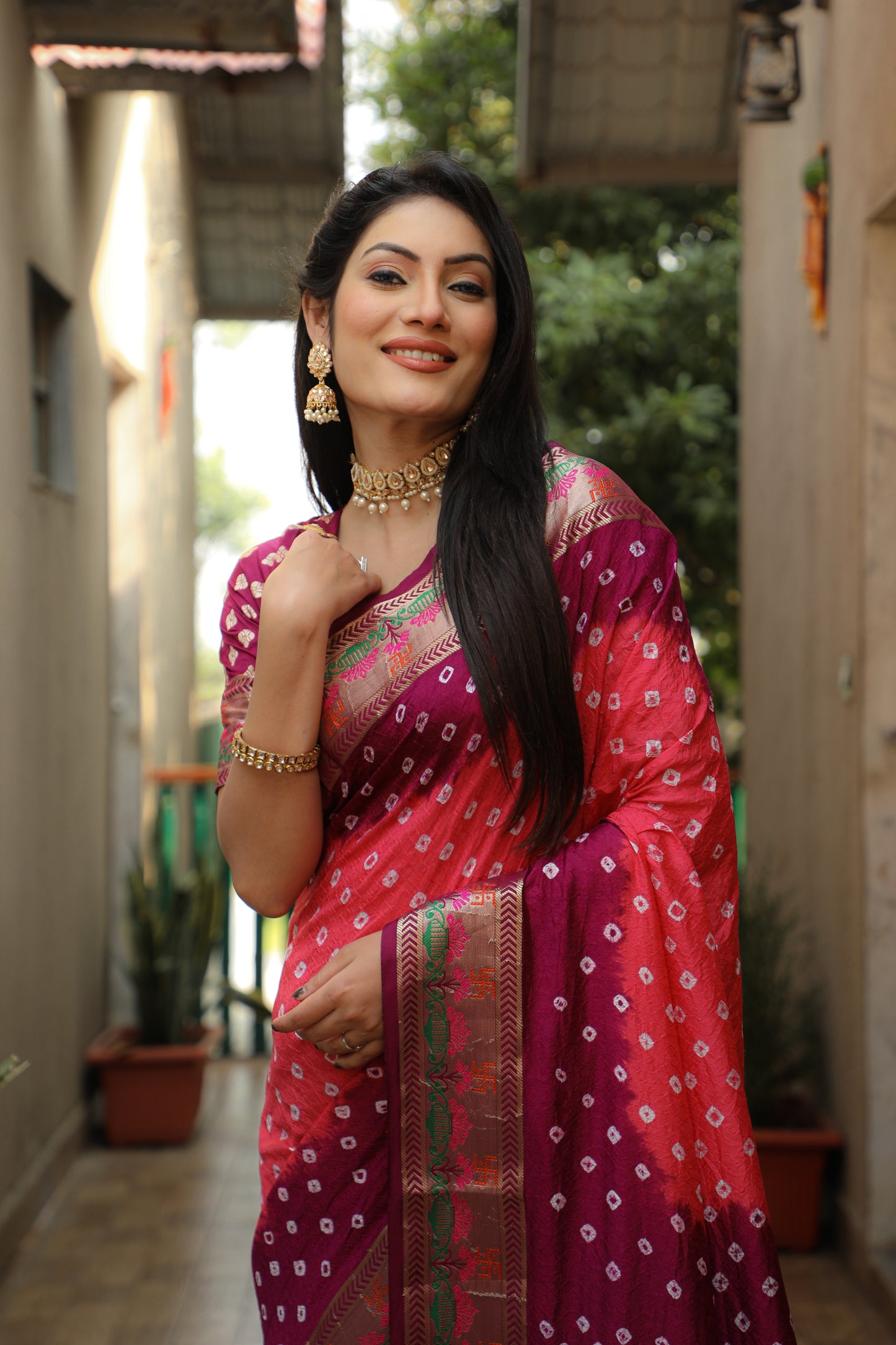 हल्की गुलाबी स्वास्तिक बंधेज सिल्क साड़ी मीनाकारी बॉर्डर और ज़री बुनाई कलश और स्वास्तिक डिजाइन के साथ