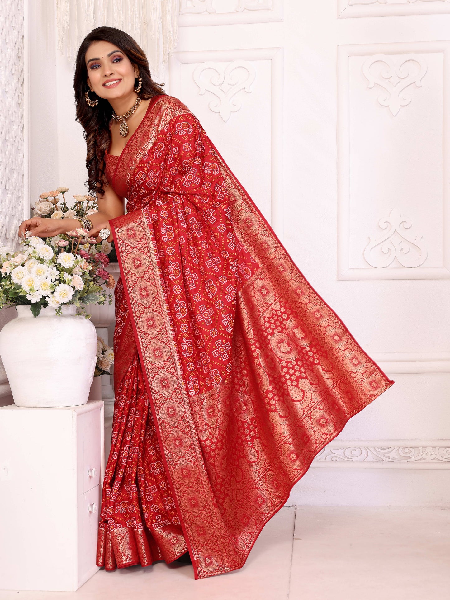 मैरून समशीरा सॉफ्ट साटन सिल्क बंधेज प्रिंट साड़ी, संपूर्ण ज़री बुनाई बॉर्डर के साथ