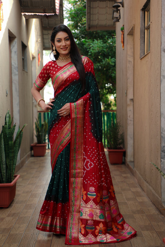 मीनाकारी बॉर्डर और ज़री बुनाई कलश और स्वास्तिक डिजाइन के साथ हरी स्वास्तिक बंधेज सिल्क साड़ी