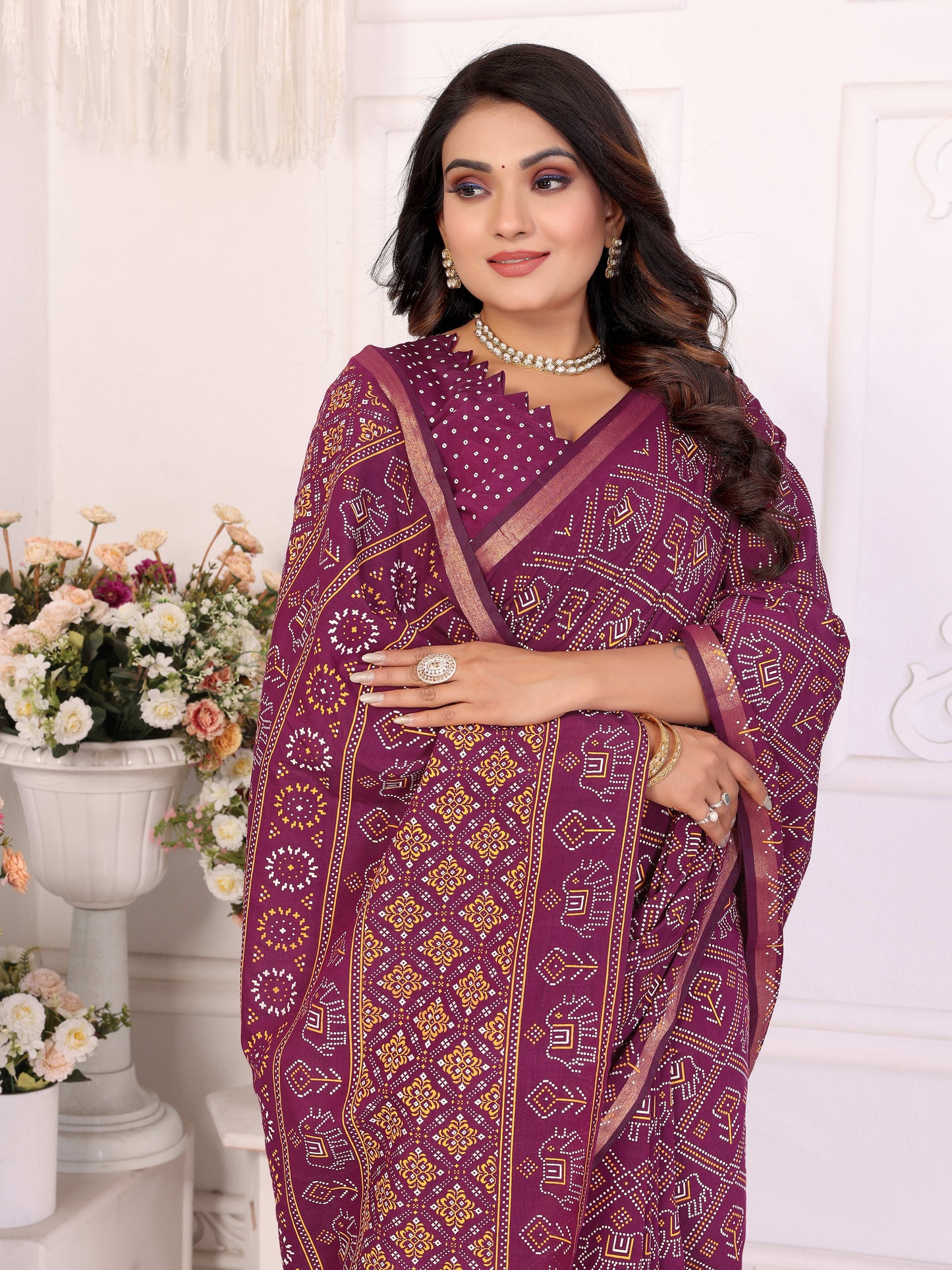 बैंगनी अंबिका शुद्ध पटोला और बंधेज पैटर्न मुलायम सूती हल्के वजन की साड़ी