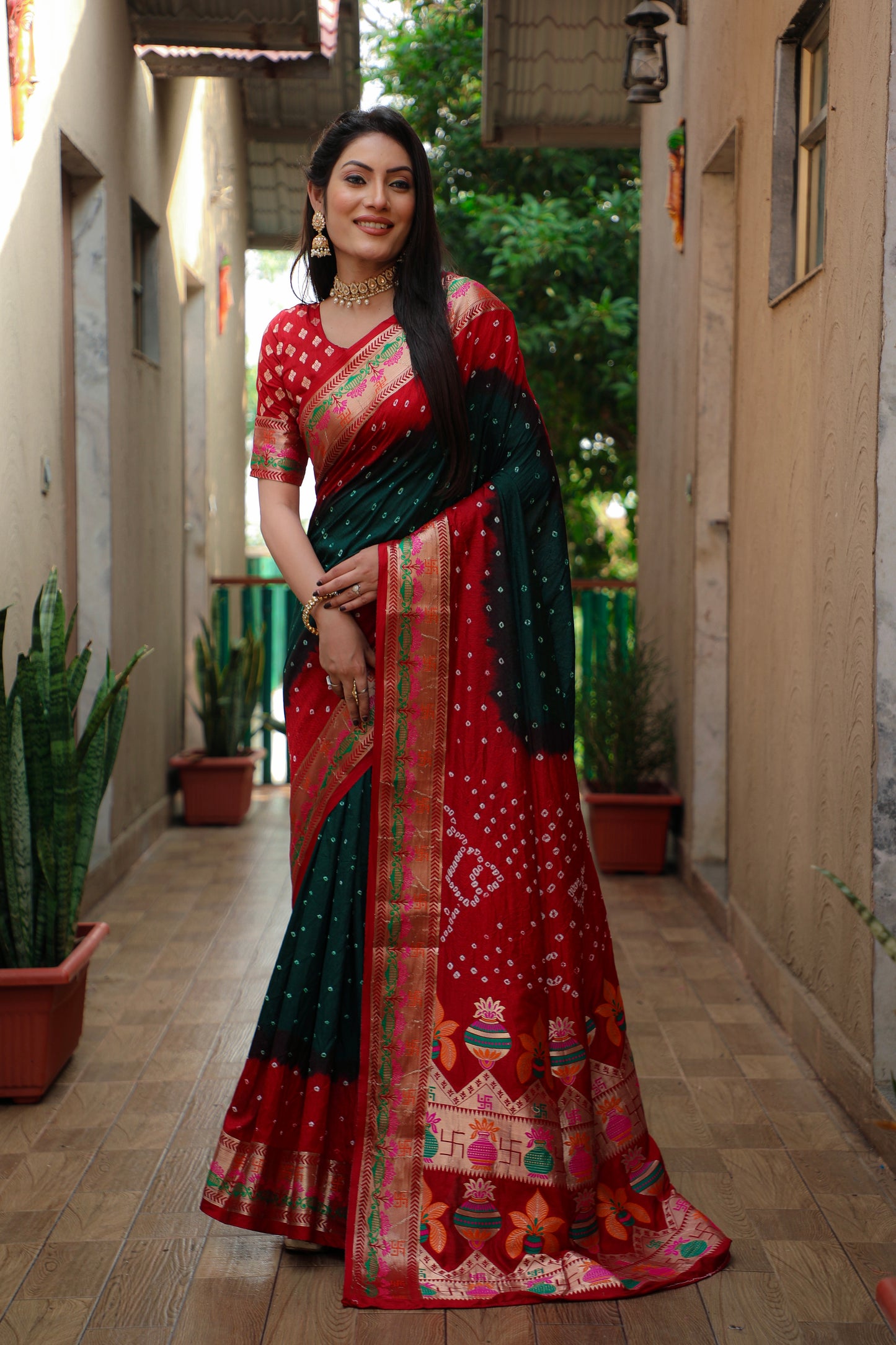 मीनाकारी बॉर्डर और ज़री बुनाई कलश और स्वास्तिक डिजाइन के साथ हरी स्वास्तिक बंधेज सिल्क साड़ी