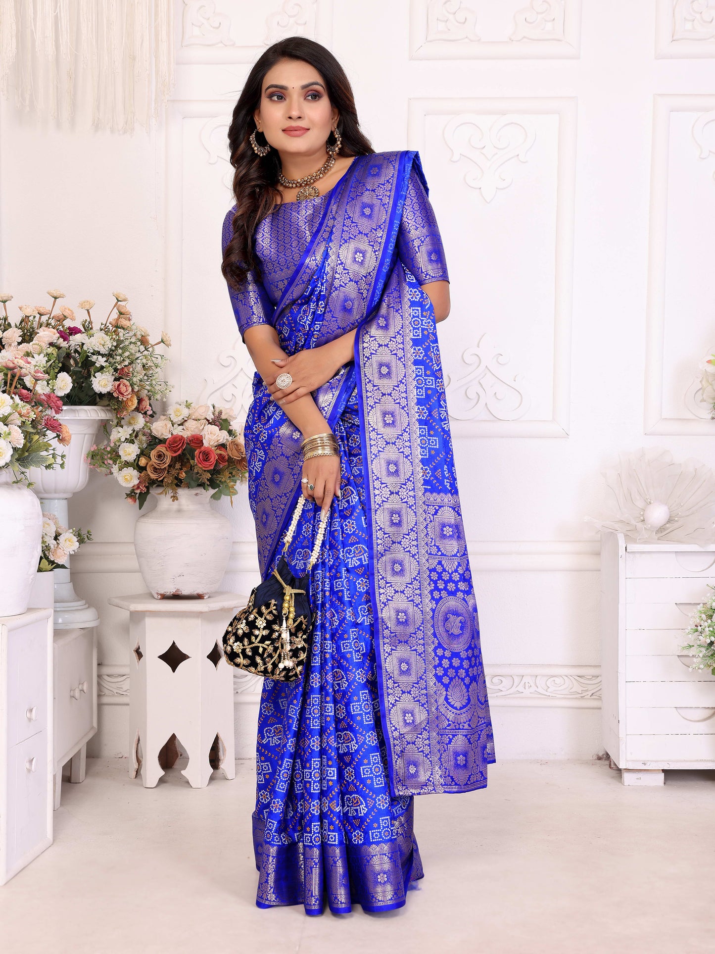 नीली समशीरा मुलायम साटन सिल्क बंधेज प्रिंट साड़ी, संपूर्ण ज़री बुनाई बॉर्डर के साथ