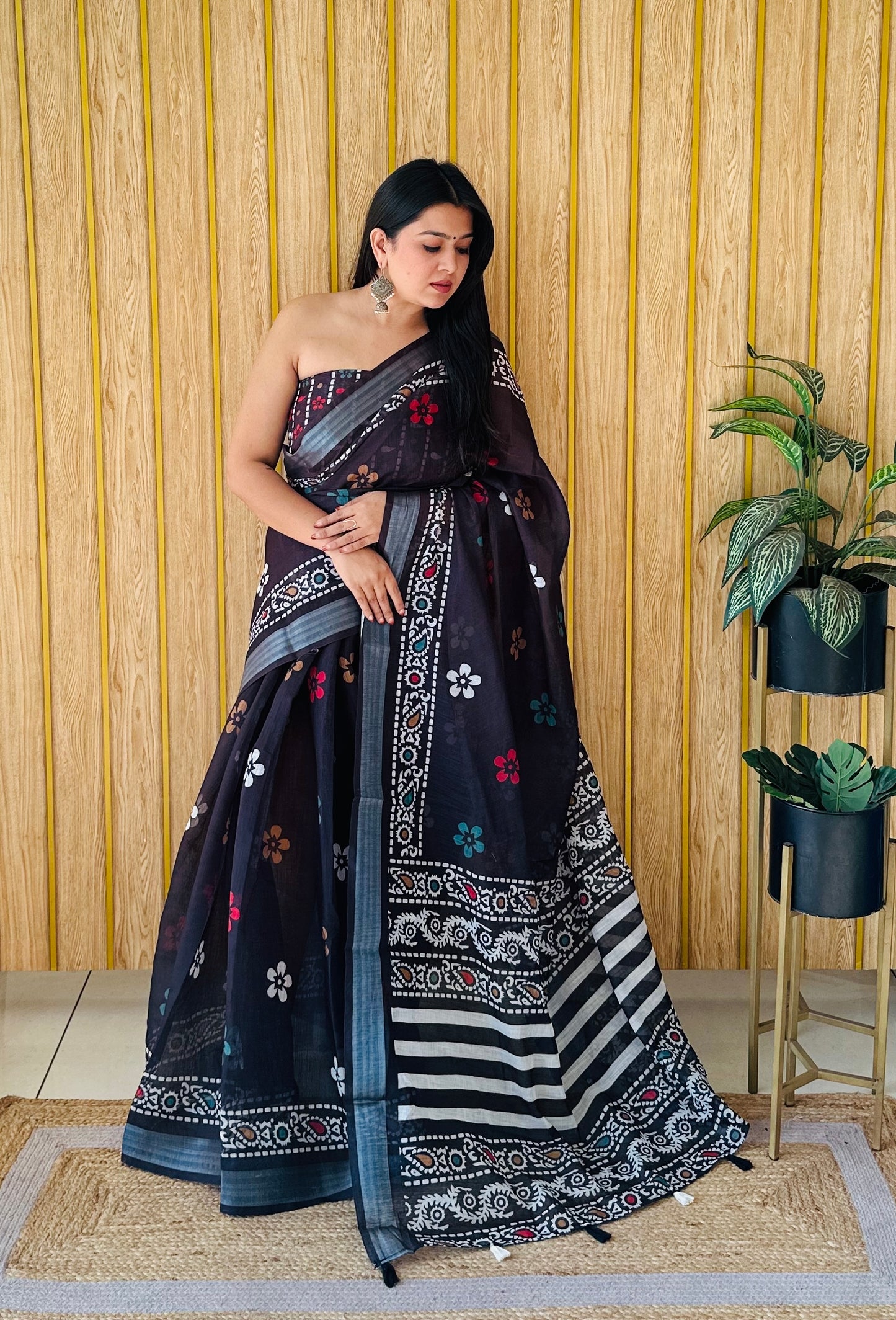 काले रंग की प्रीमियम क्वालिटी सॉफ्ट लिनन कॉटन डिजिटल प्रिंट साड़ी सिल्वर बॉर्डर के साथ