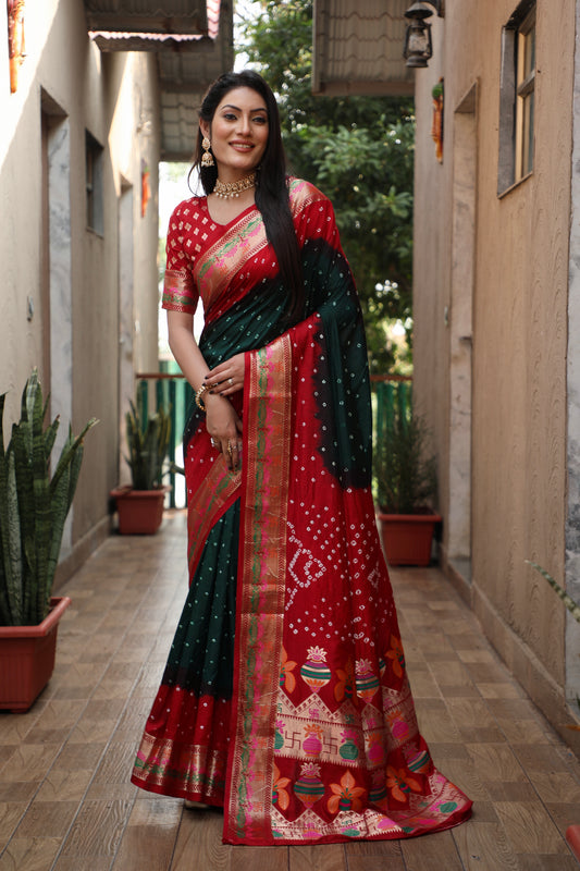 मीनाकारी बॉर्डर और ज़री बुनाई कलश और स्वास्तिक डिजाइन के साथ हरी स्वास्तिक बंधेज सिल्क साड़ी