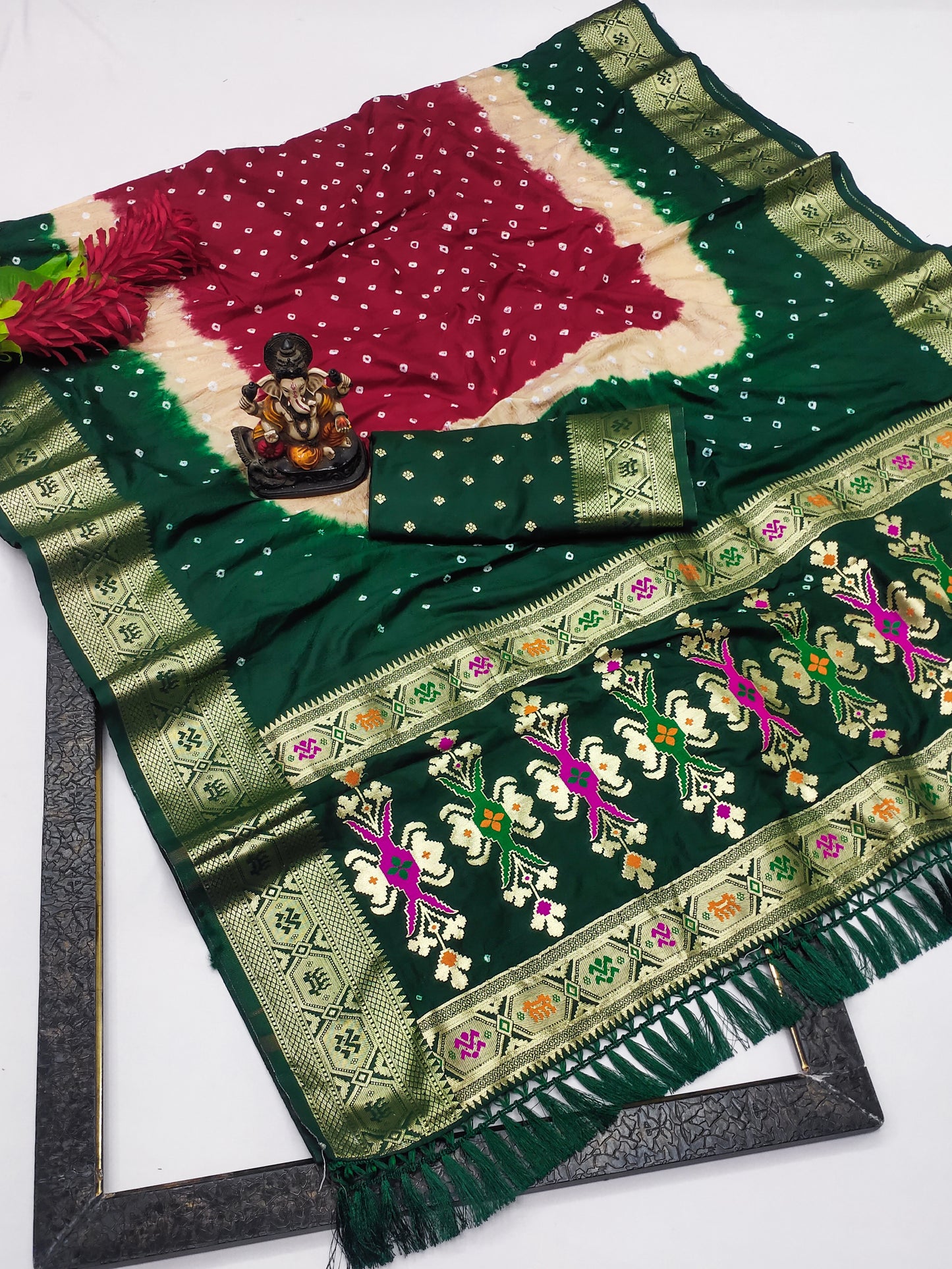 मल्टी कलर माहिरा सॉफ्ट सिल्क बंधेज साड़ी जिसमें मल्टीकलर डाइंग और सॉफ्ट और आसान फ्लोई है