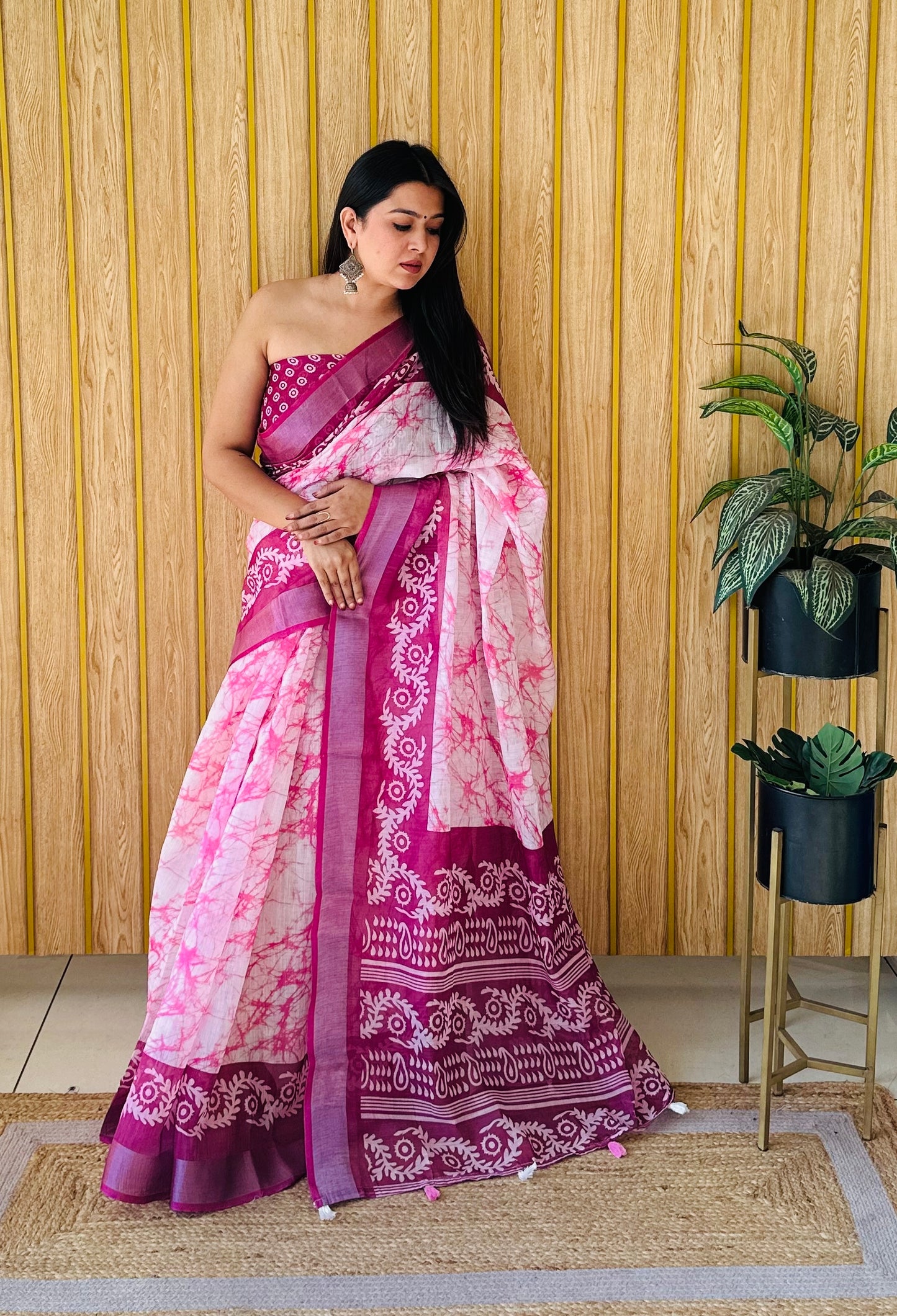 गुलाबी रंग की प्रीमियम क्वालिटी सॉफ्ट लिनन कॉटन डिजिटल प्रिंट साड़ी सिल्वर बॉर्डर के साथ