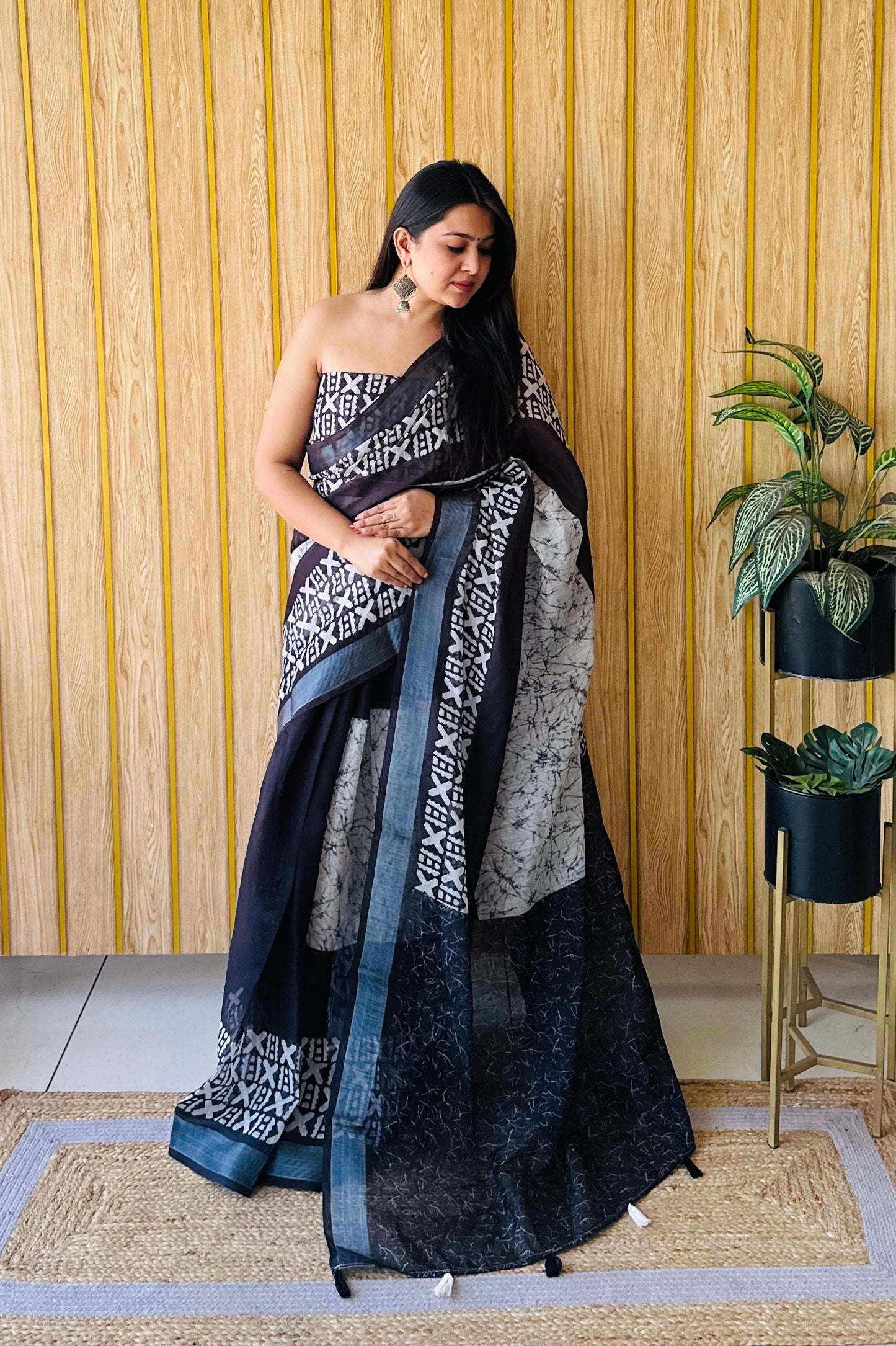 Black-White Color Exclusive Quality Beautiful Soft Linen Cotton Digital Print Saree