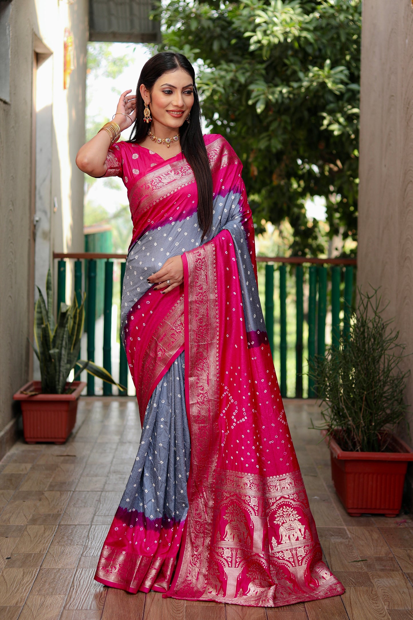 ग्रे वाहिनी बंधेज सिल्क साड़ी बंधेज बॉर्डर के साथ ज़री बॉर्डर रिच टिश्यू पल्लू के साथ