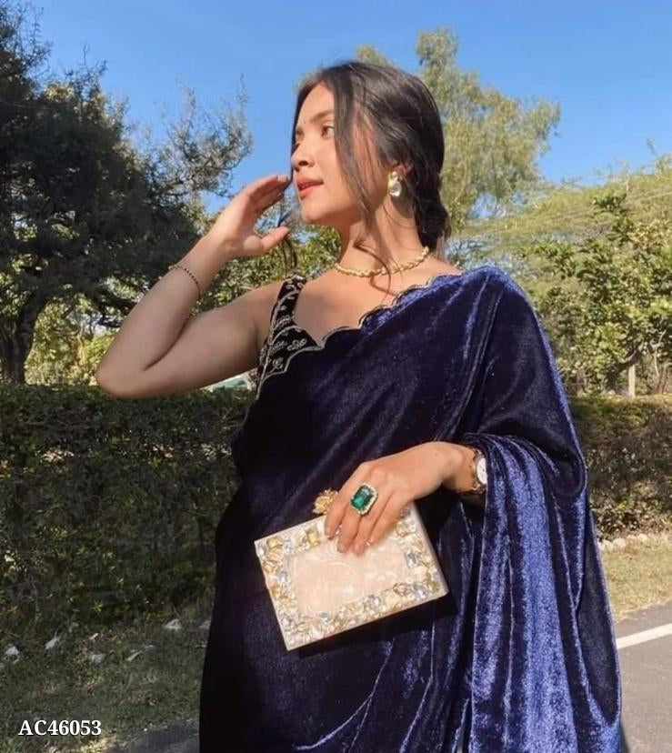 फैंसी ब्लाउज के साथ बॉर्डर पर शुद्ध 9000 मखमली कढ़ाई का काम