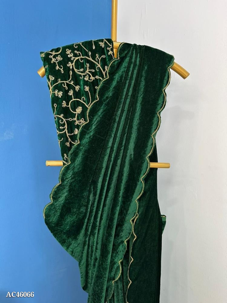 फैंसी ब्लाउज के साथ बॉर्डर पर शुद्ध 9000 मखमली कढ़ाई का काम