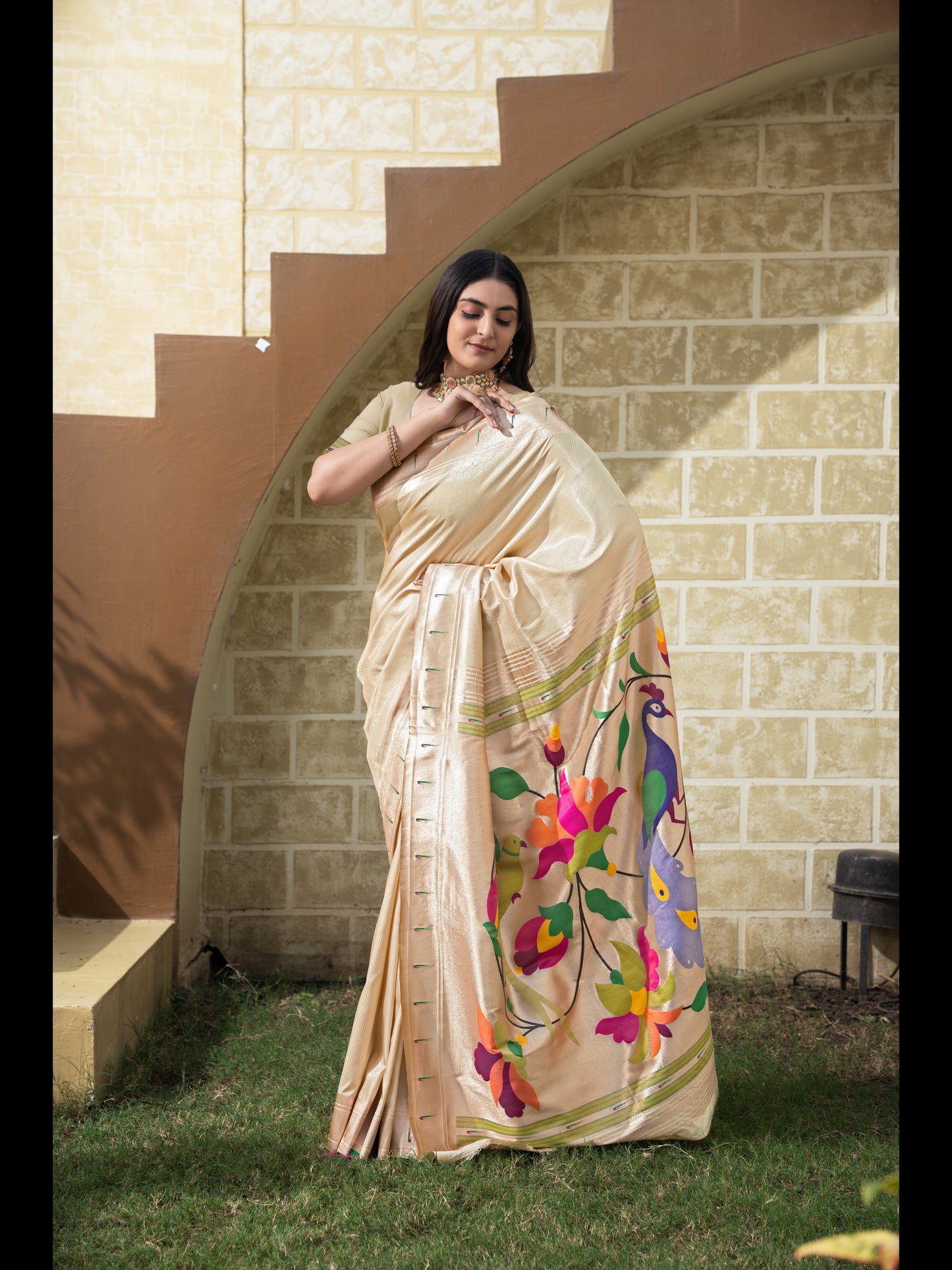क्रीम रंग की पैठानी मुलायम मिश्रित रेशम ज़री से बुनी हुई साड़ी