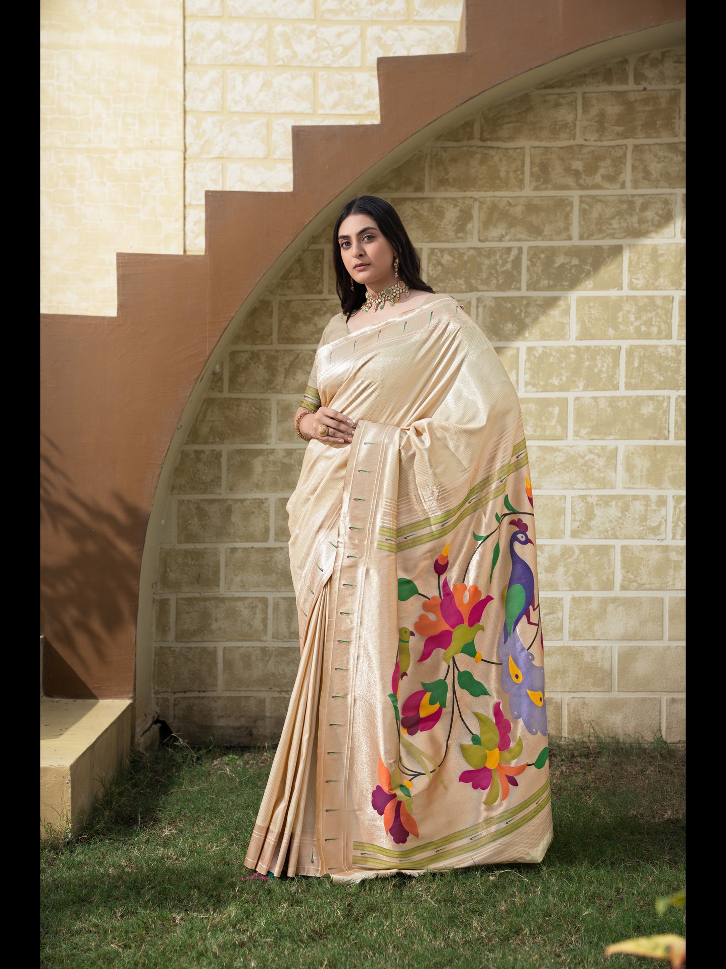 क्रीम रंग की पैठानी मुलायम मिश्रित रेशम ज़री से बुनी हुई साड़ी