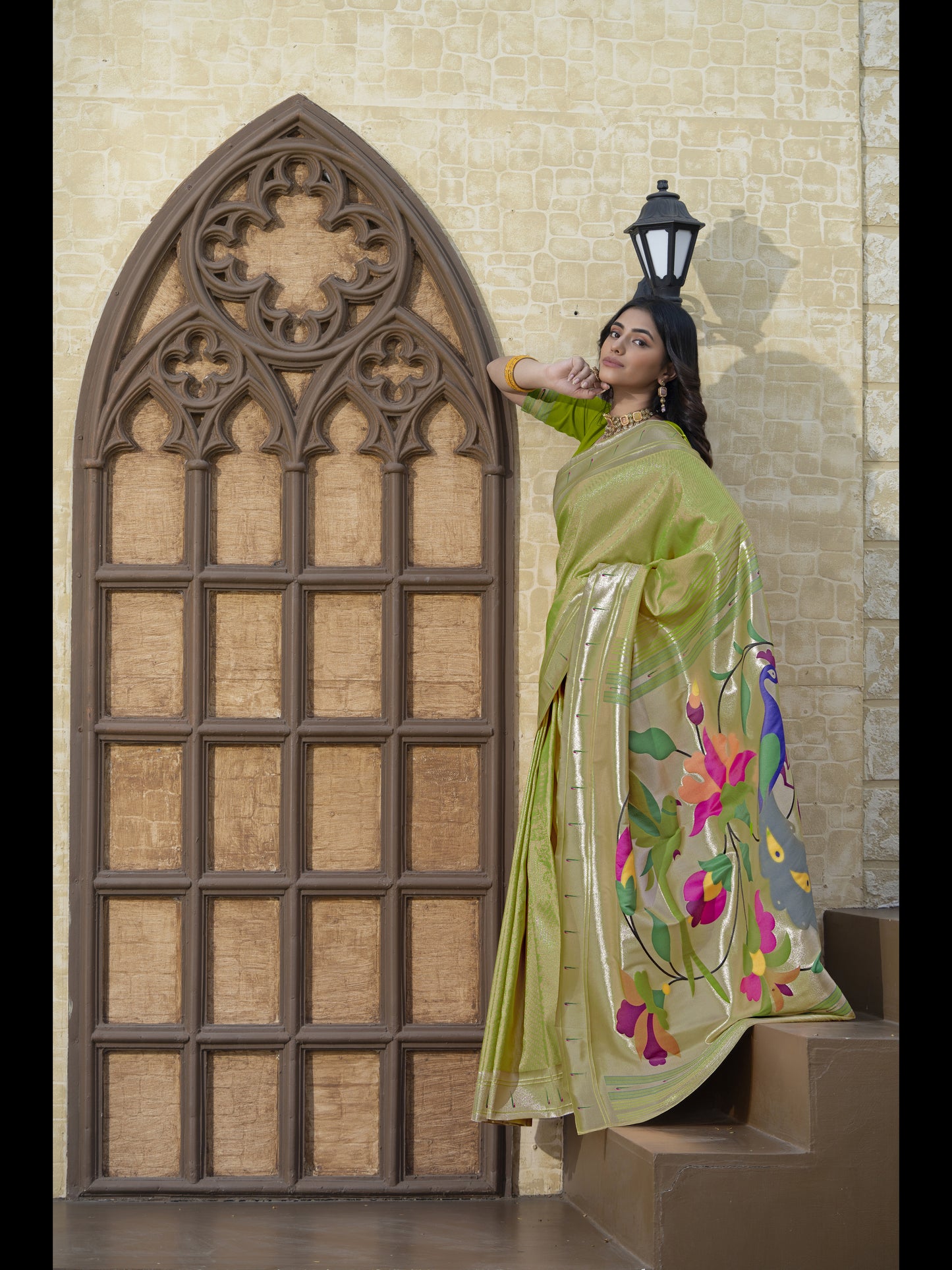 हरे रंग की पैठानी मुलायम मिश्रित रेशम ज़री से बुनी हुई साड़ी