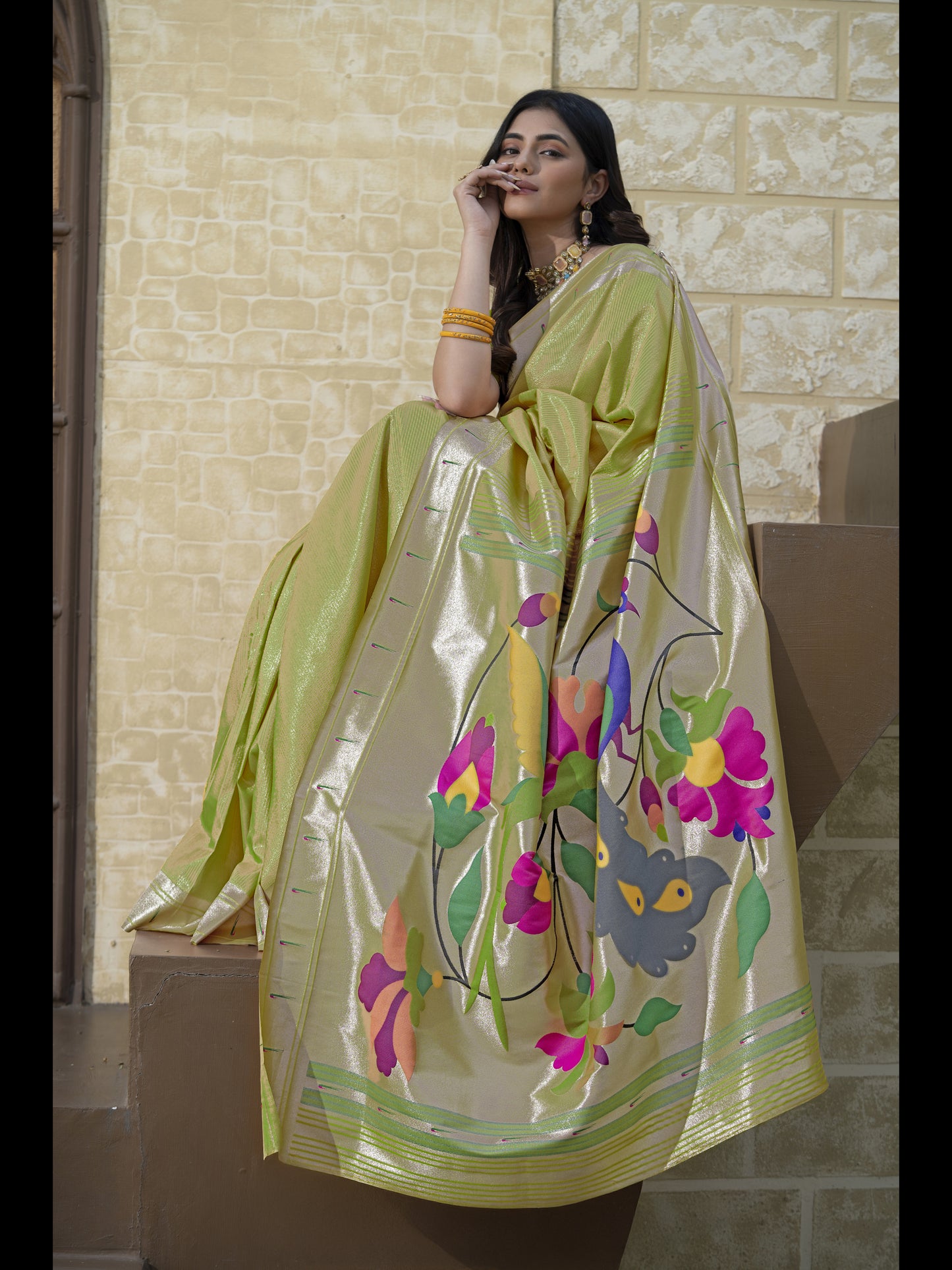 हरे रंग की पैठानी मुलायम मिश्रित रेशम ज़री से बुनी हुई साड़ी