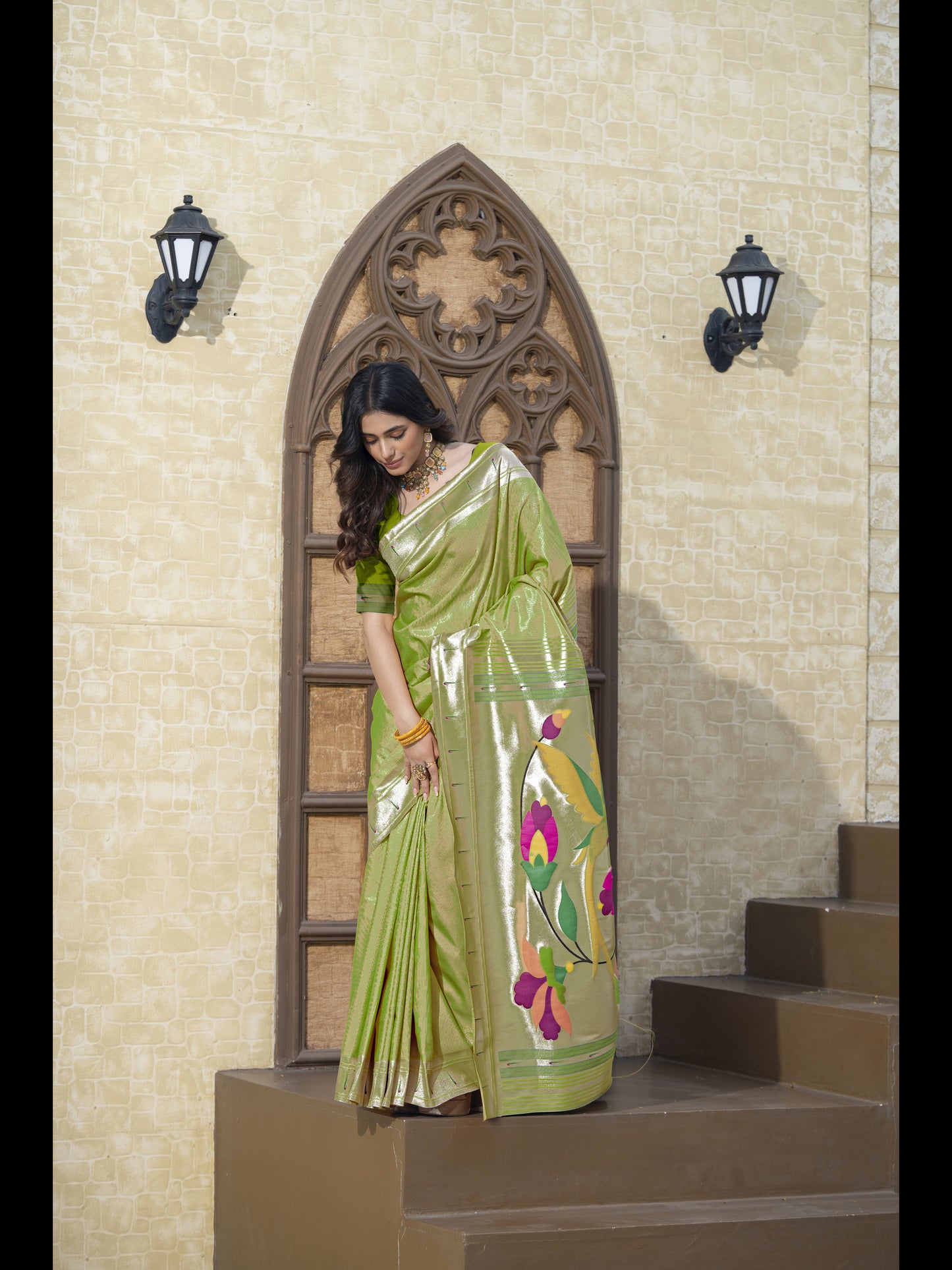 हरे रंग की पैठानी मुलायम मिश्रित रेशम ज़री से बुनी हुई साड़ी