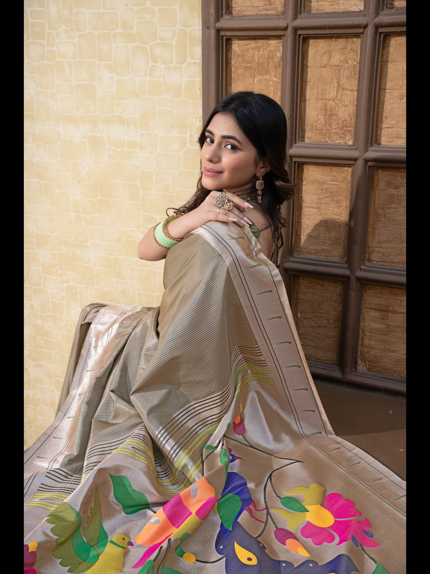 ग्रे रंग की पैठानी मुलायम मिश्रित रेशम ज़री से बुनी हुई साड़ी