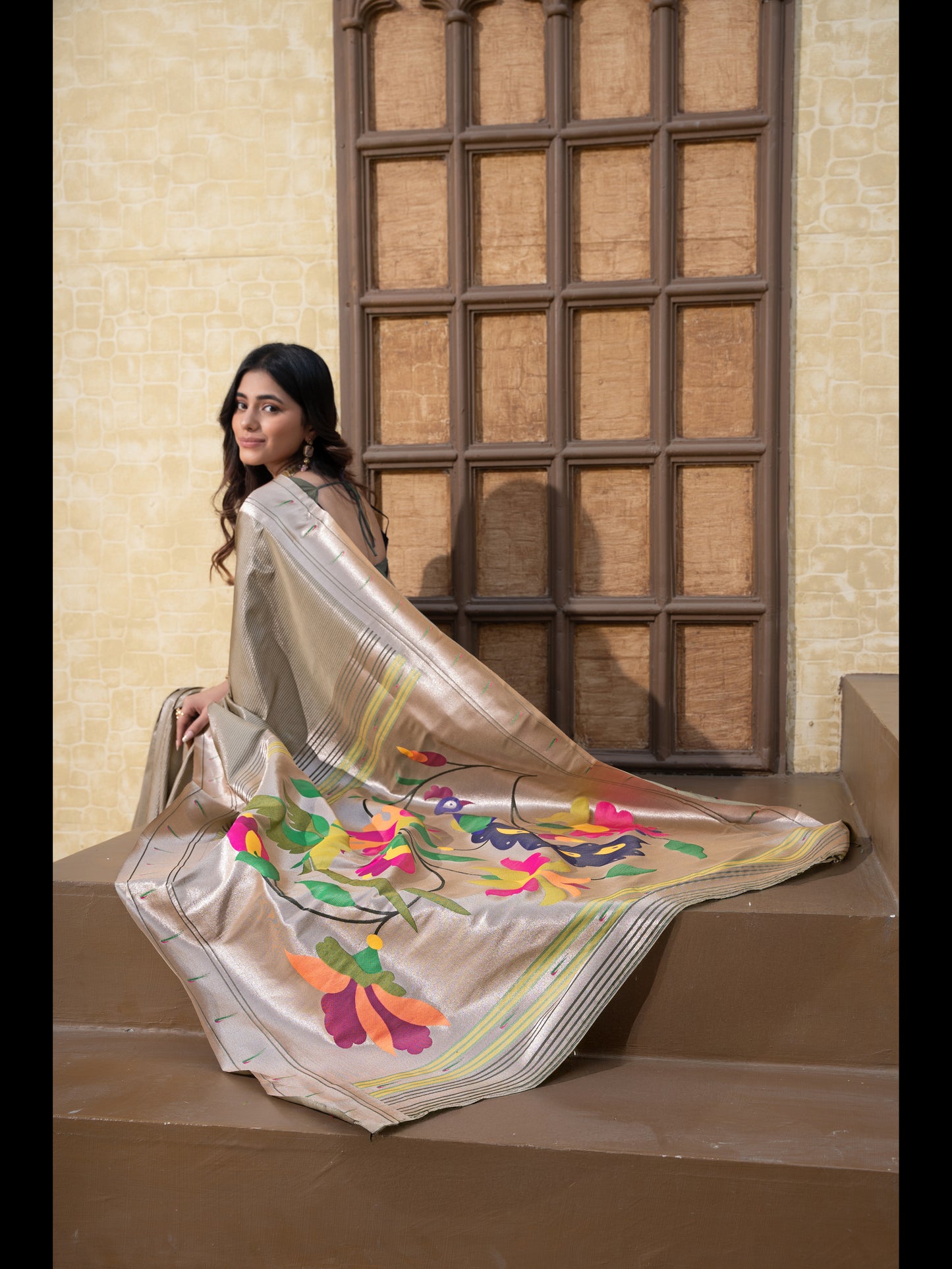 ग्रे रंग की पैठानी मुलायम मिश्रित रेशम ज़री से बुनी हुई साड़ी