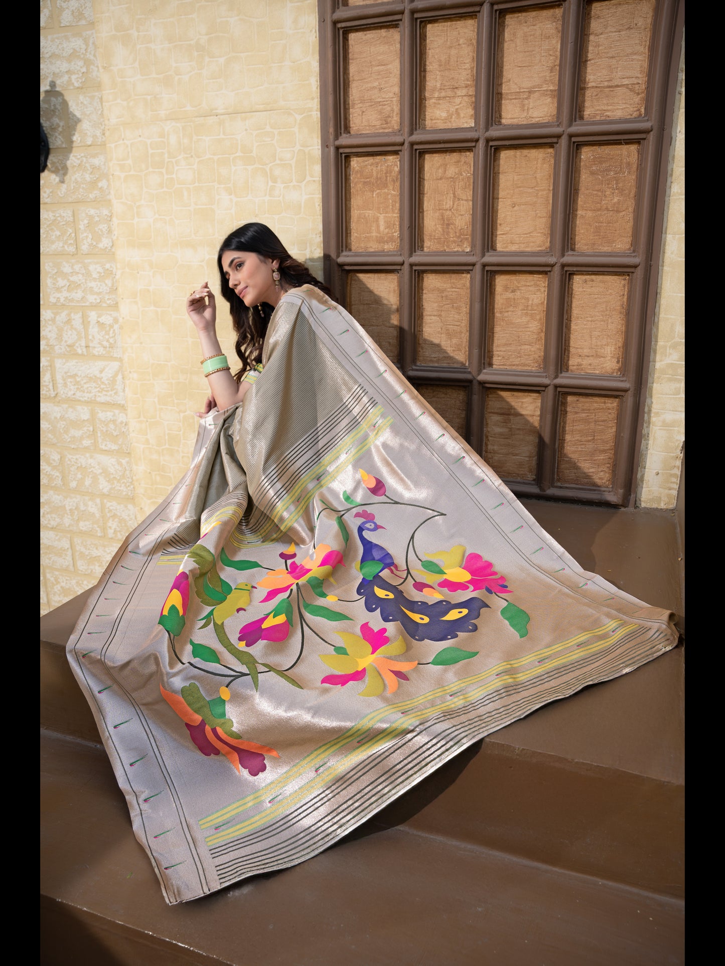 ग्रे रंग की पैठानी मुलायम मिश्रित रेशम ज़री से बुनी हुई साड़ी