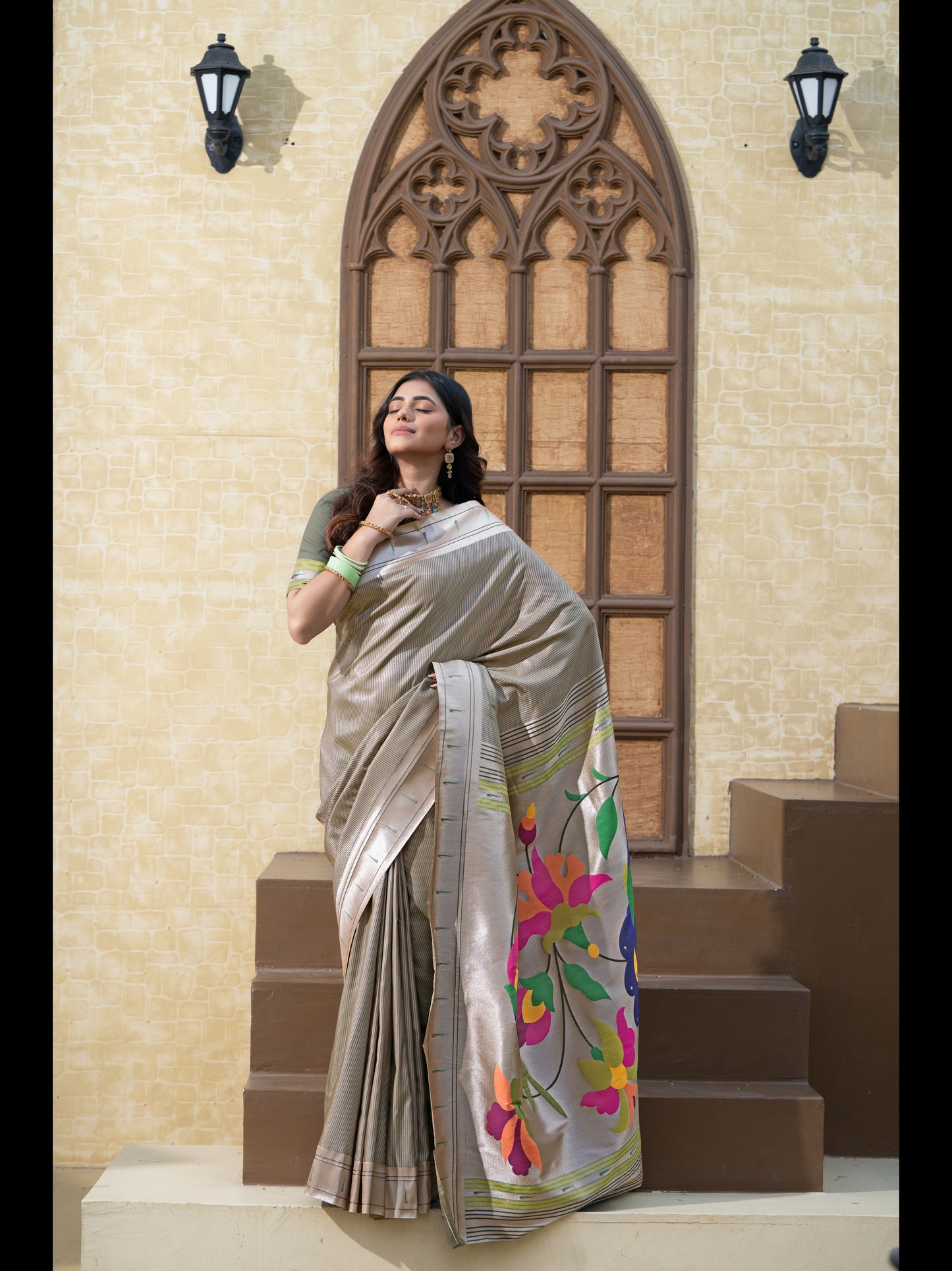 ग्रे रंग की पैठानी मुलायम मिश्रित रेशम ज़री से बुनी हुई साड़ी
