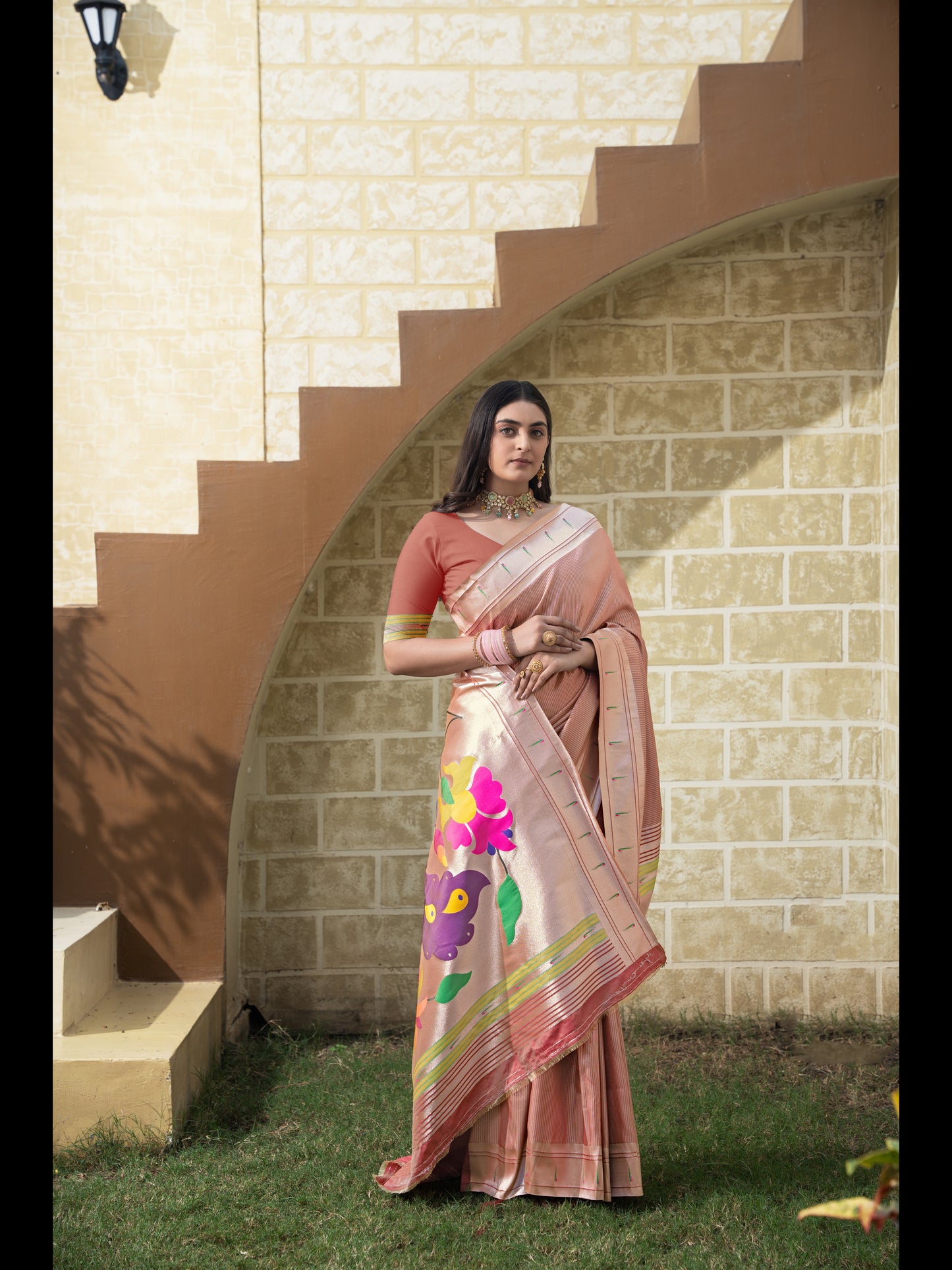 मैरून रंग की पैठानी मुलायम मिश्रित रेशम ज़री से बुनी हुई साड़ी