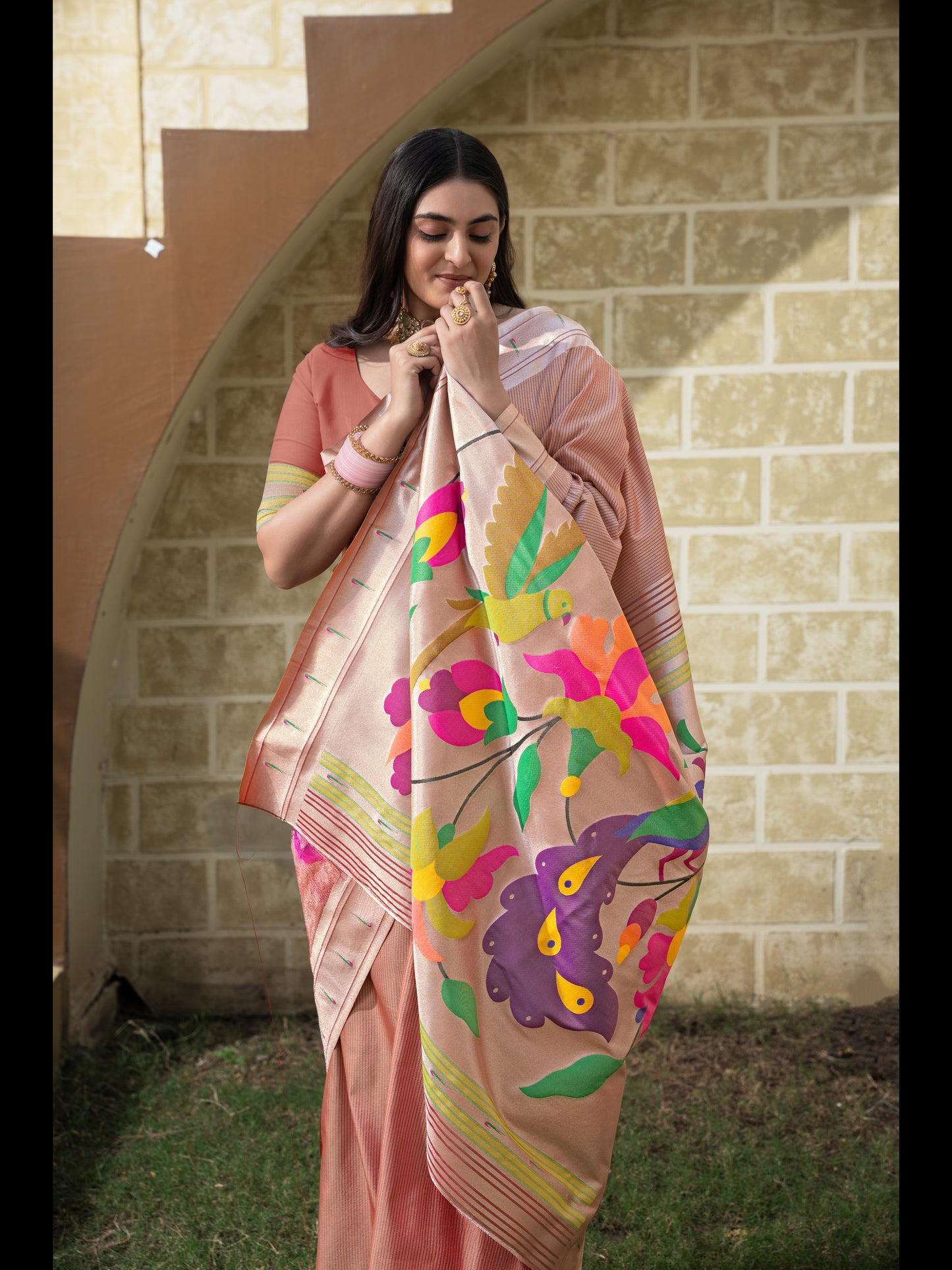 मैरून रंग की पैठानी मुलायम मिश्रित रेशम ज़री से बुनी हुई साड़ी