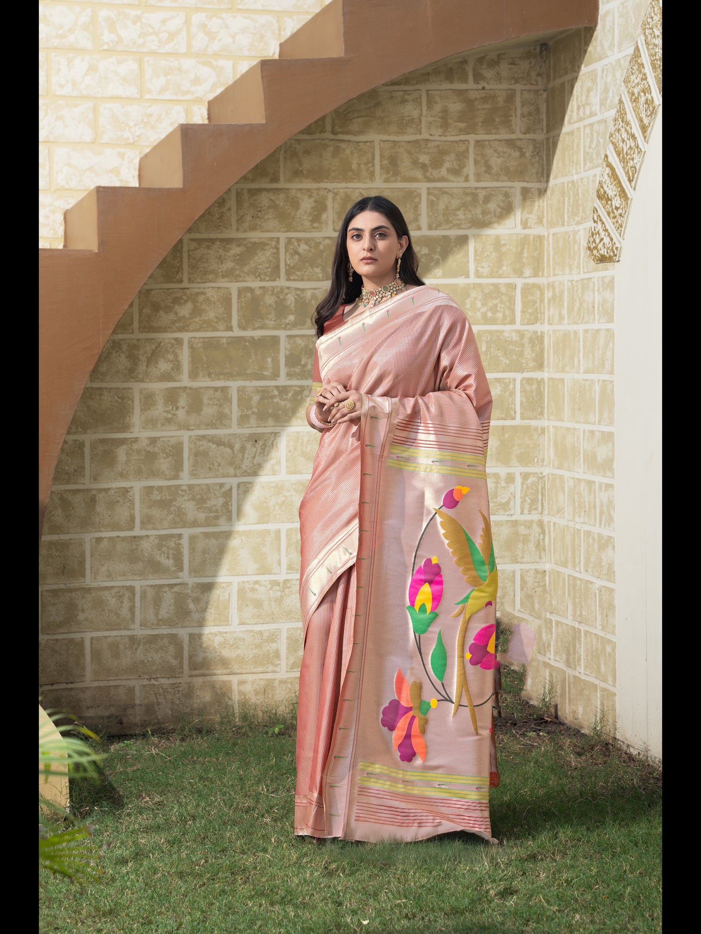 मैरून रंग की पैठानी मुलायम मिश्रित रेशम ज़री से बुनी हुई साड़ी