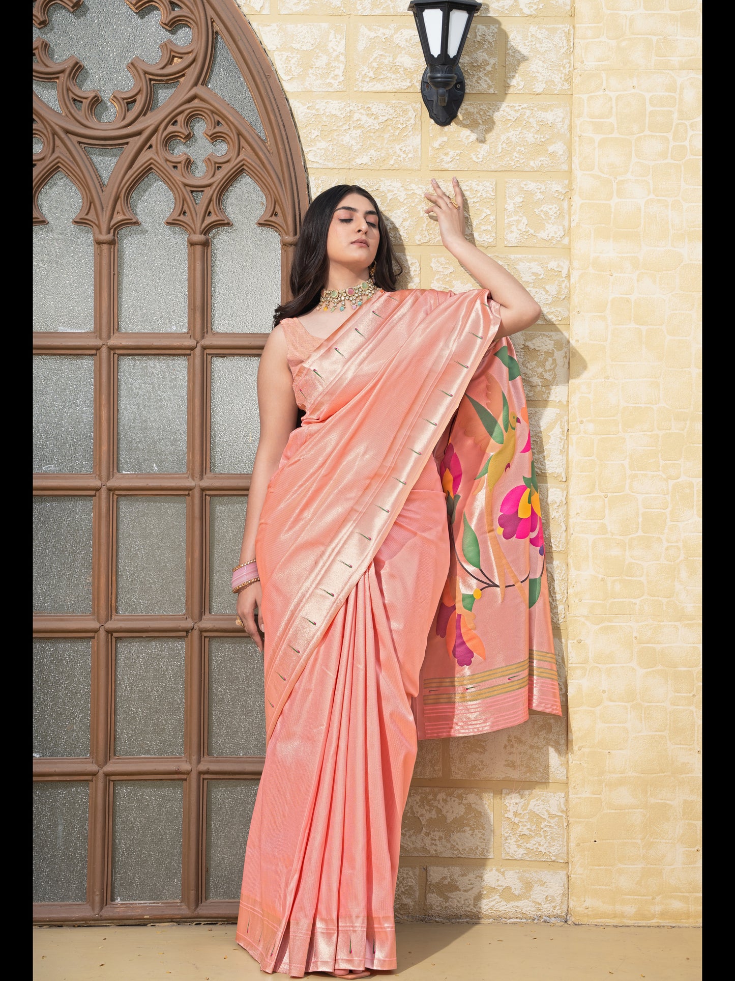 पीच रंग की पैठानी मुलायम मिश्रित सिल्क साड़ी ज़री से बुनी हुई