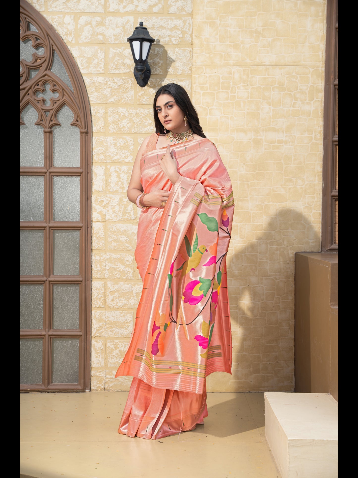 पीच रंग की पैठानी मुलायम मिश्रित सिल्क साड़ी ज़री से बुनी हुई